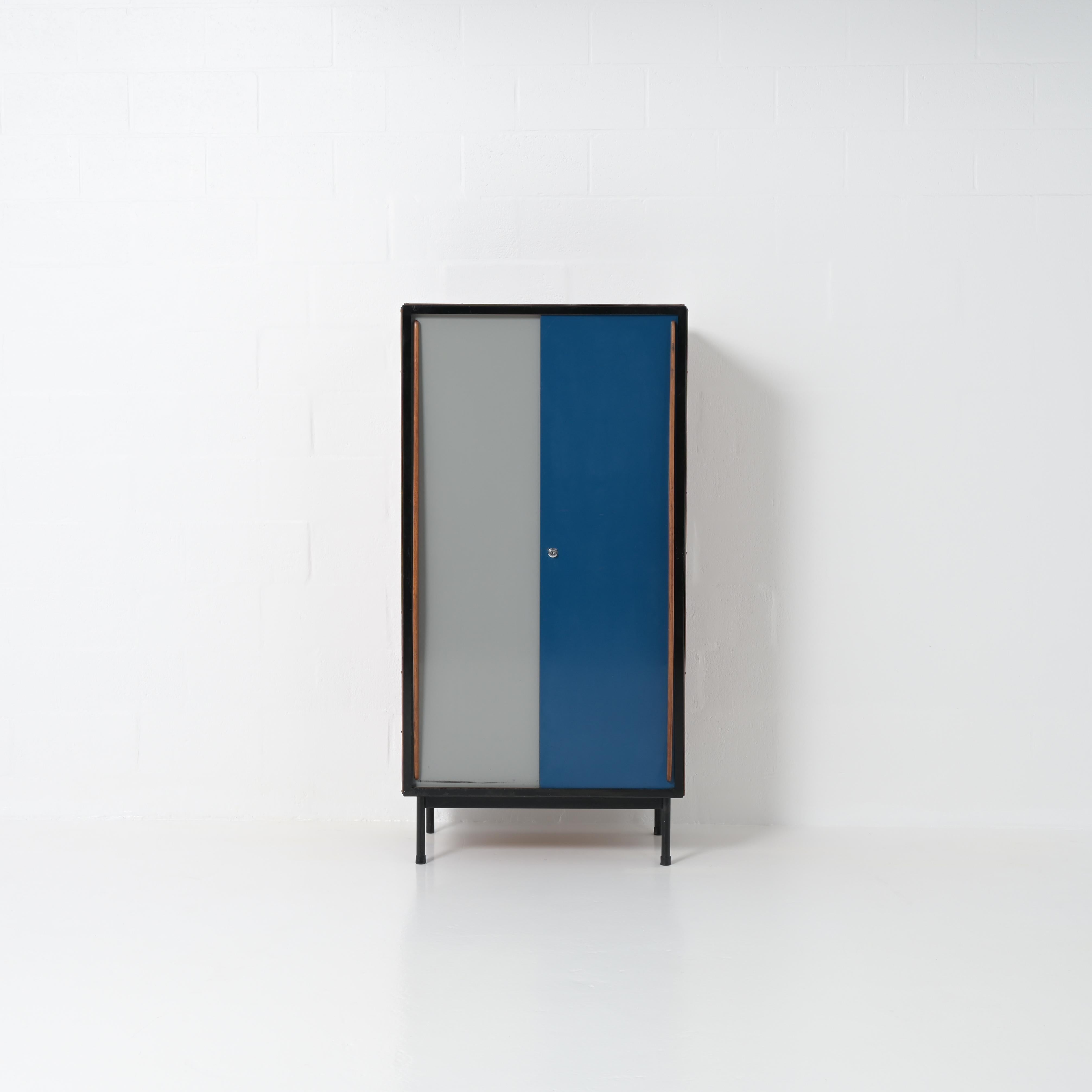 This small wardrobe cabinet was designed by the Belgian designer Willy Van Der Meeren for Tubax in the early 1950s.
It is a classic example of mid-century Belgian social furniture design: those cabinets were used in schools and factories.
This