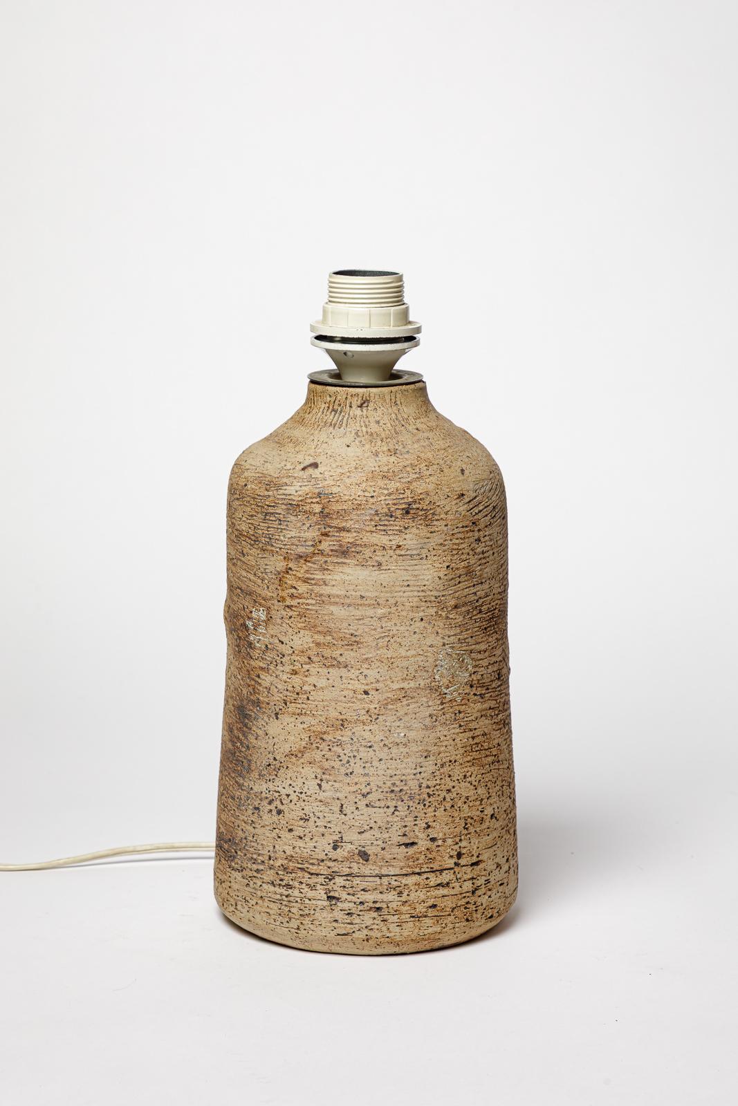 LP - unique fait à la main

Grande lampe de table en céramique grésée design du 20e siècle

Pièce unique en céramique faite à la main

Signé sous la base

couleurs céramiques grises et brunes

Le système électrique est en bon état.

original en