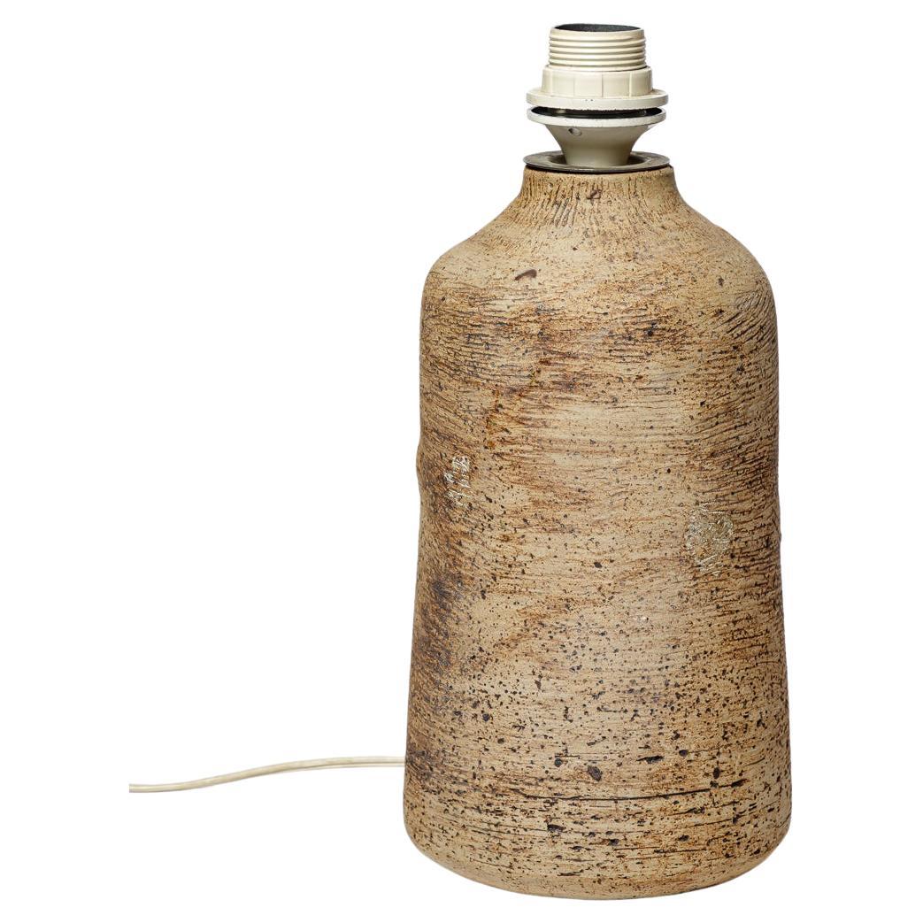 Lampada da tavolo in ceramica gres grigio e marrone di design del XX secolo firmata 1970