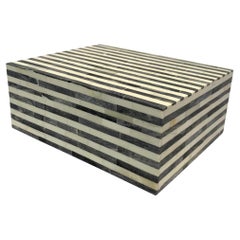 Caja de Hueso con Tapa de Rayas Grises y Crema, India, Contemporánea