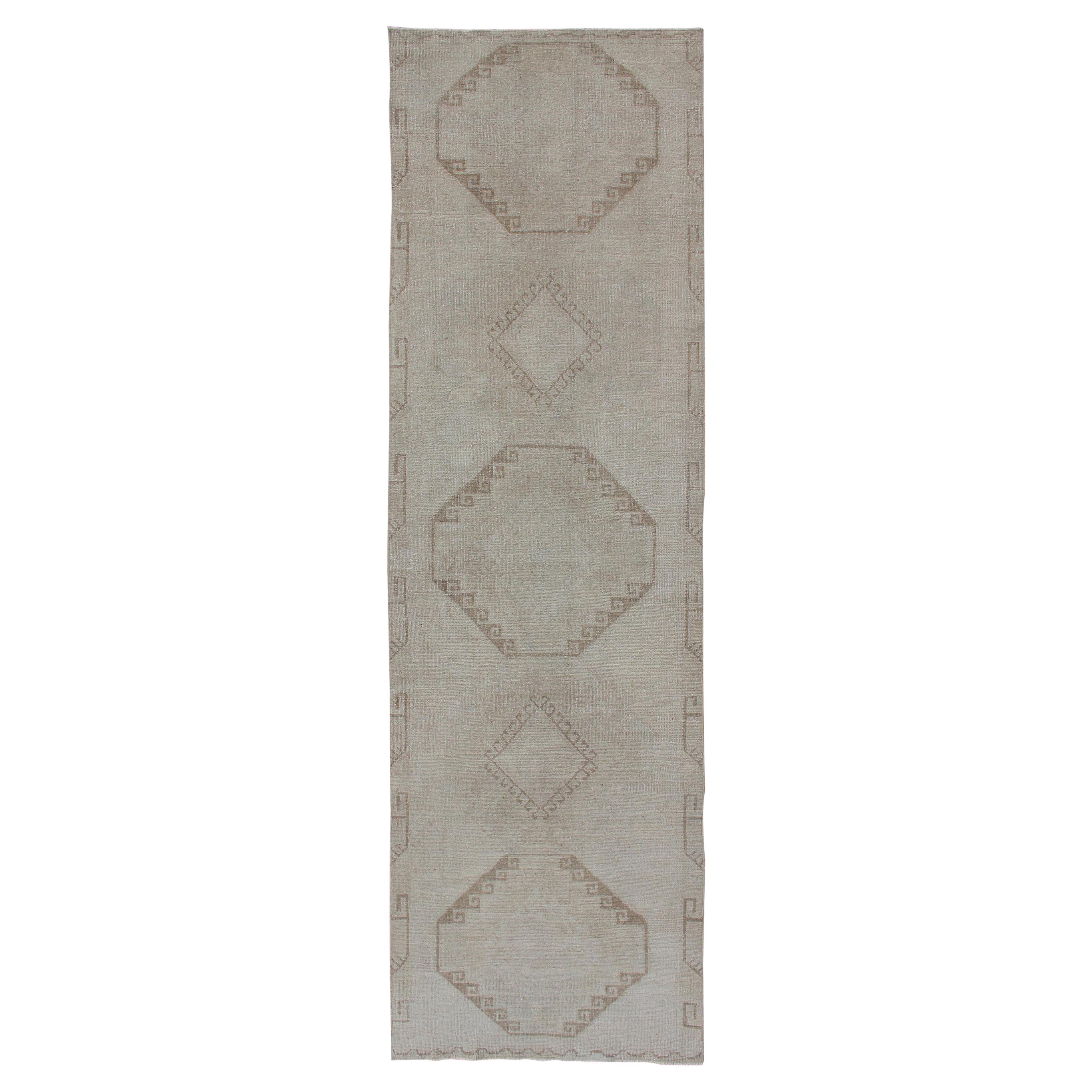 Türkischer Oushak-Läufer in Grau und Creme im Vintage-Stil mit geometrischem Stammesmuster im Angebot