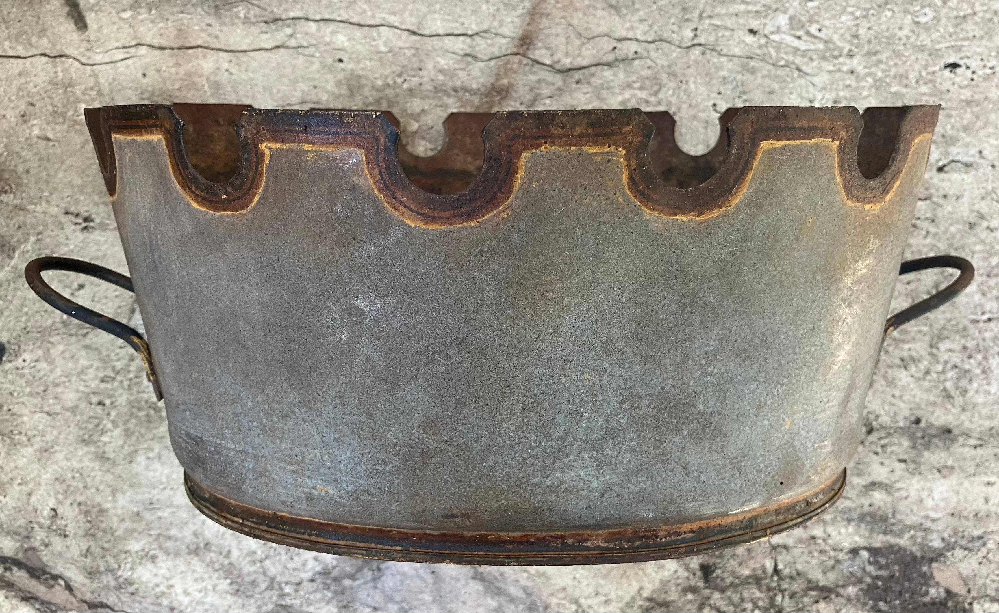 Grey and Gilt Montieth Jardiniere Cachepot In Good Condition For Sale In New York, NY
