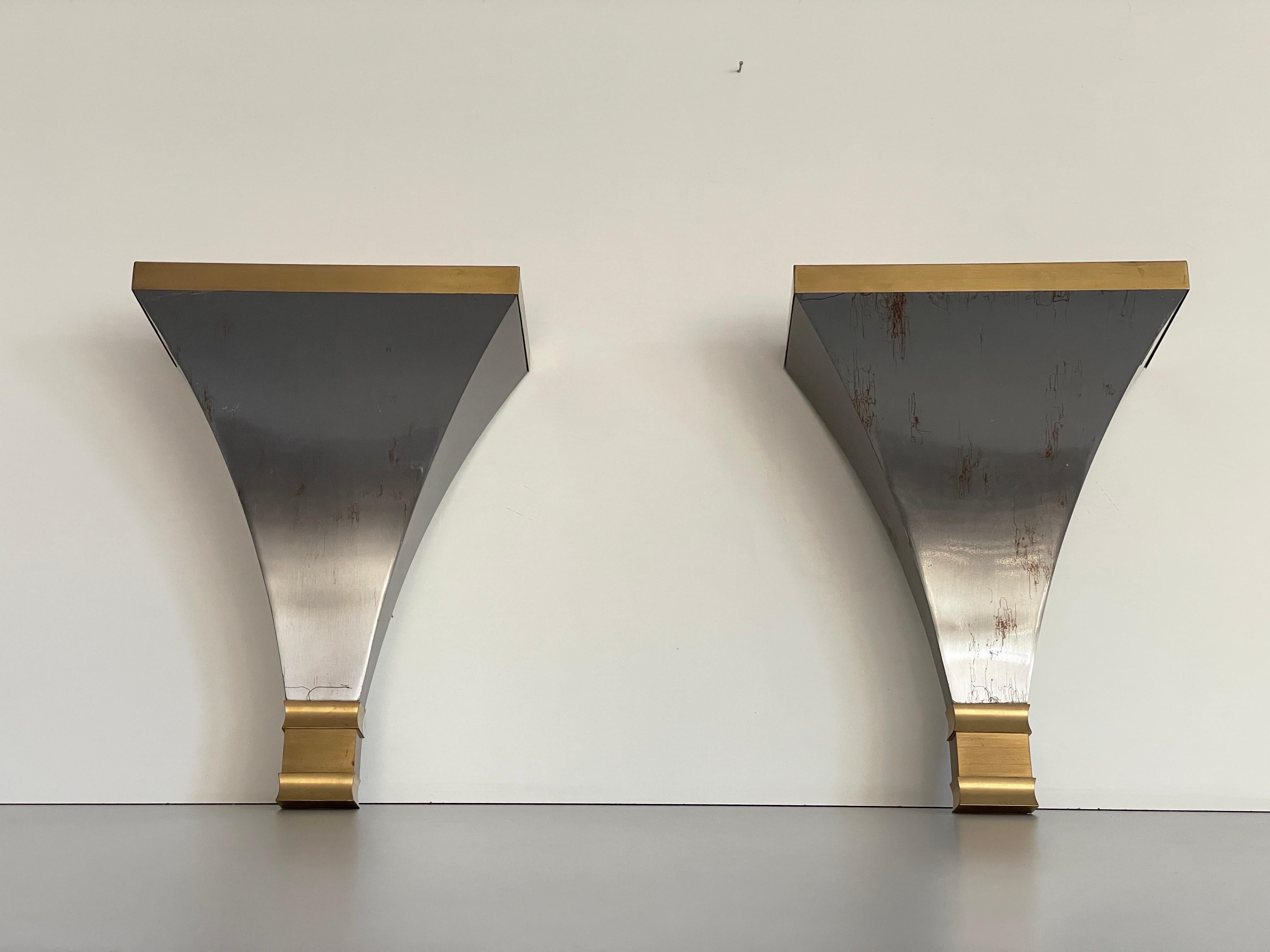 Paar Wandleuchter aus grauem und goldenem Metall von Art-Line, 1980er Jahre, Deutschland

Sehr elegante und minimalistische Wandleuchter

Die Lampen sind in sehr gutem Zustand.

Diese Lampen funktionieren mit französischen B22-Glühbirnen. 
Verkabelt