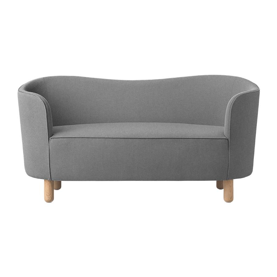 Sofá Raf Simons Vidar 3 Mingle gris y roble natural de Lassen.
Dimensiones: An 154 x Pr 68 x Al 74 cm 
Materiales: Textil, roble.

El sofá Mingle fue diseñado en 1935 por el arquitecto Flemming Lassen (1902-1984) y se presentó al Concurso del