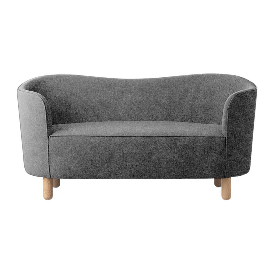 Sofá sahco nara mingle gris y roble natural by Lassen
Dimensiones: An 154 x Pr 68 x Al 74 cm 
Materiales: textil, roble.

El sofá Mingle fue diseñado en 1935 por el arquitecto Flemming Lassen (1902-1984) y se presentó al Concurso del Gremio de
