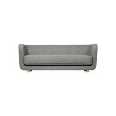 Sahco Nara Vilhelm-Sofa aus grauer und natürlicher Eiche von Lassen