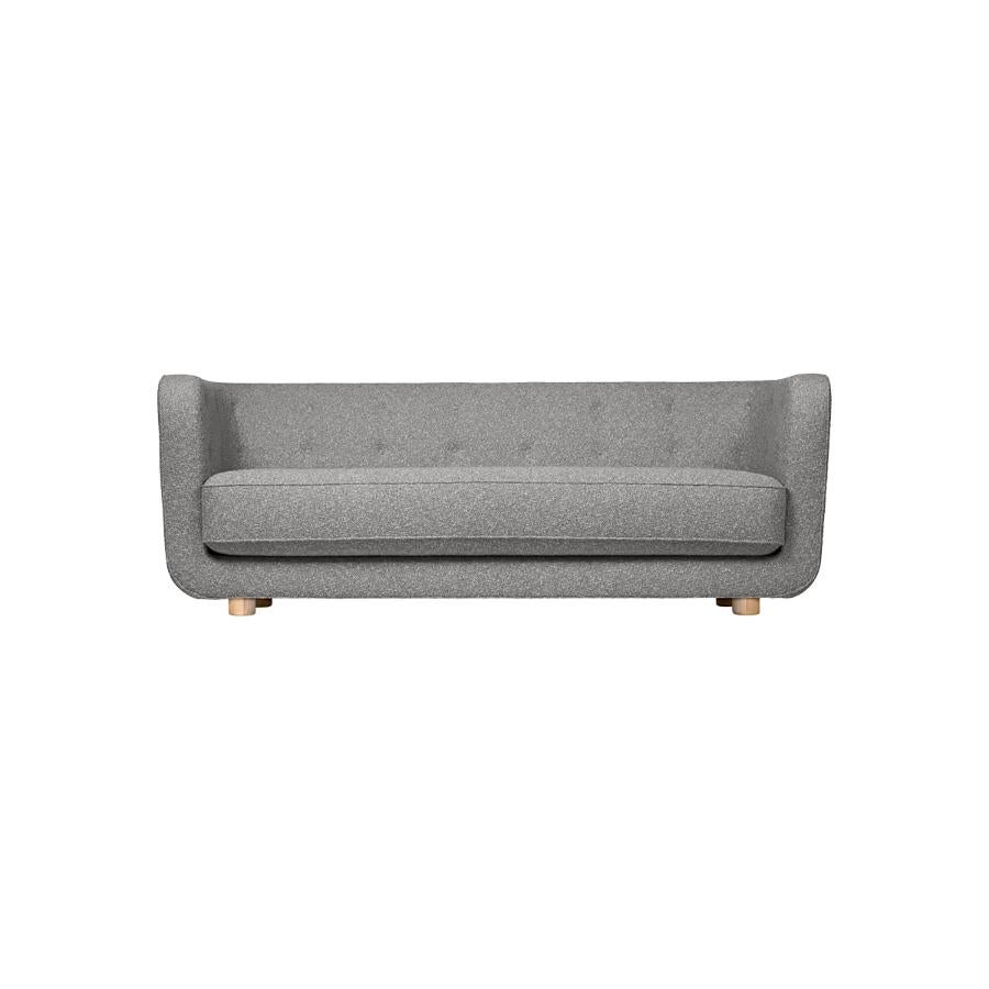 Divano Sahco Zero Vilhelm grigio e rovere naturale di By Lassen
Dimensioni: L 217 x P 88 x H 80 cm 
Materiali: Tessile, Oak.

Vilhelm è un bellissimo divano imbottito a tre posti progettato da Flemming Lassen nel 1935. Un divano deve essere in