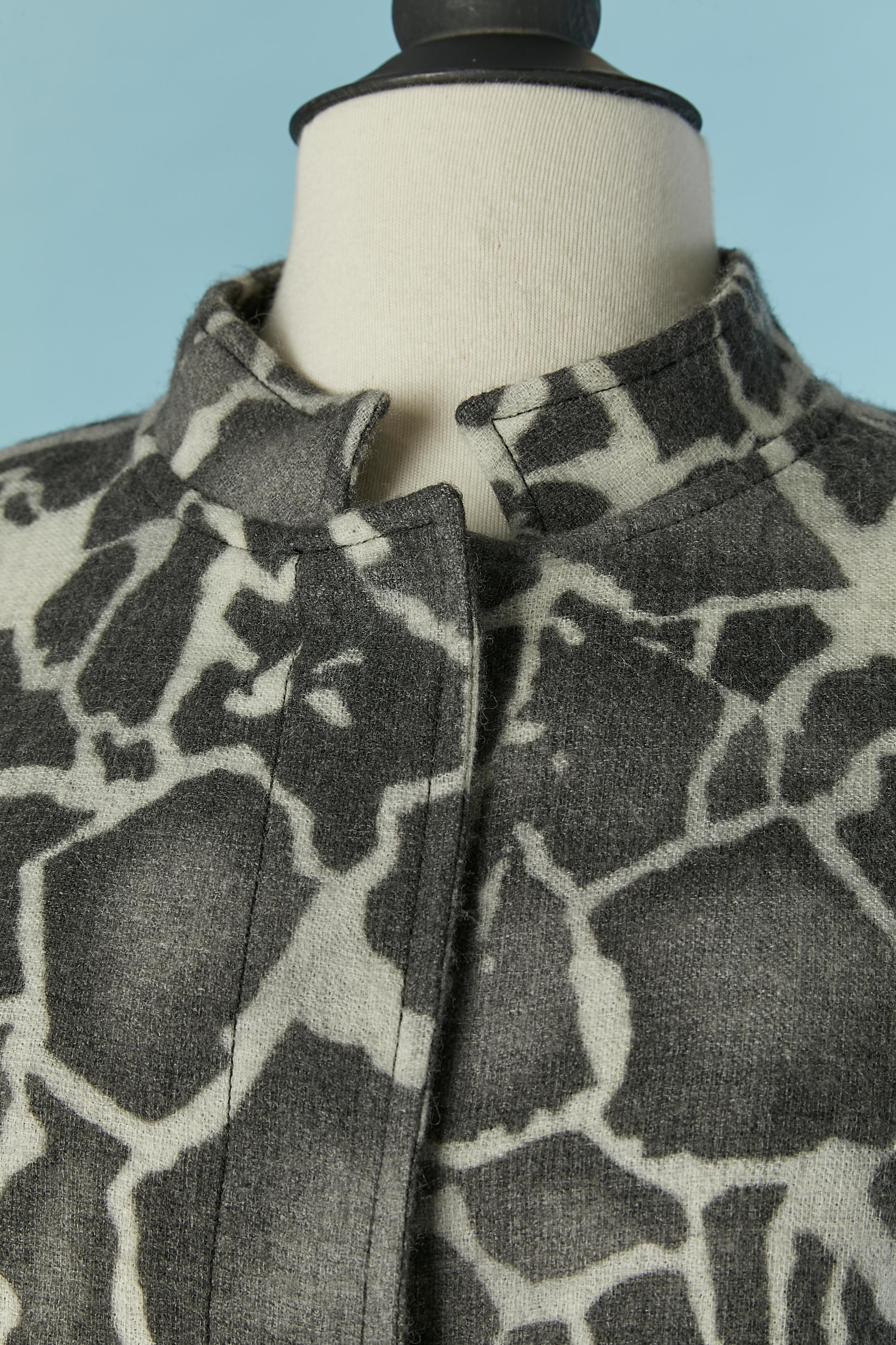 Manteau gris et blanc cassé avec motif animalier abstrait. Composition du tissu principal : laine. Composition de la doublure : 70% rayonne, 30% polyester. Pochette sur les deux côtés. Pad d'épaule. 
Fermeture à pression cachée sur le milieu du