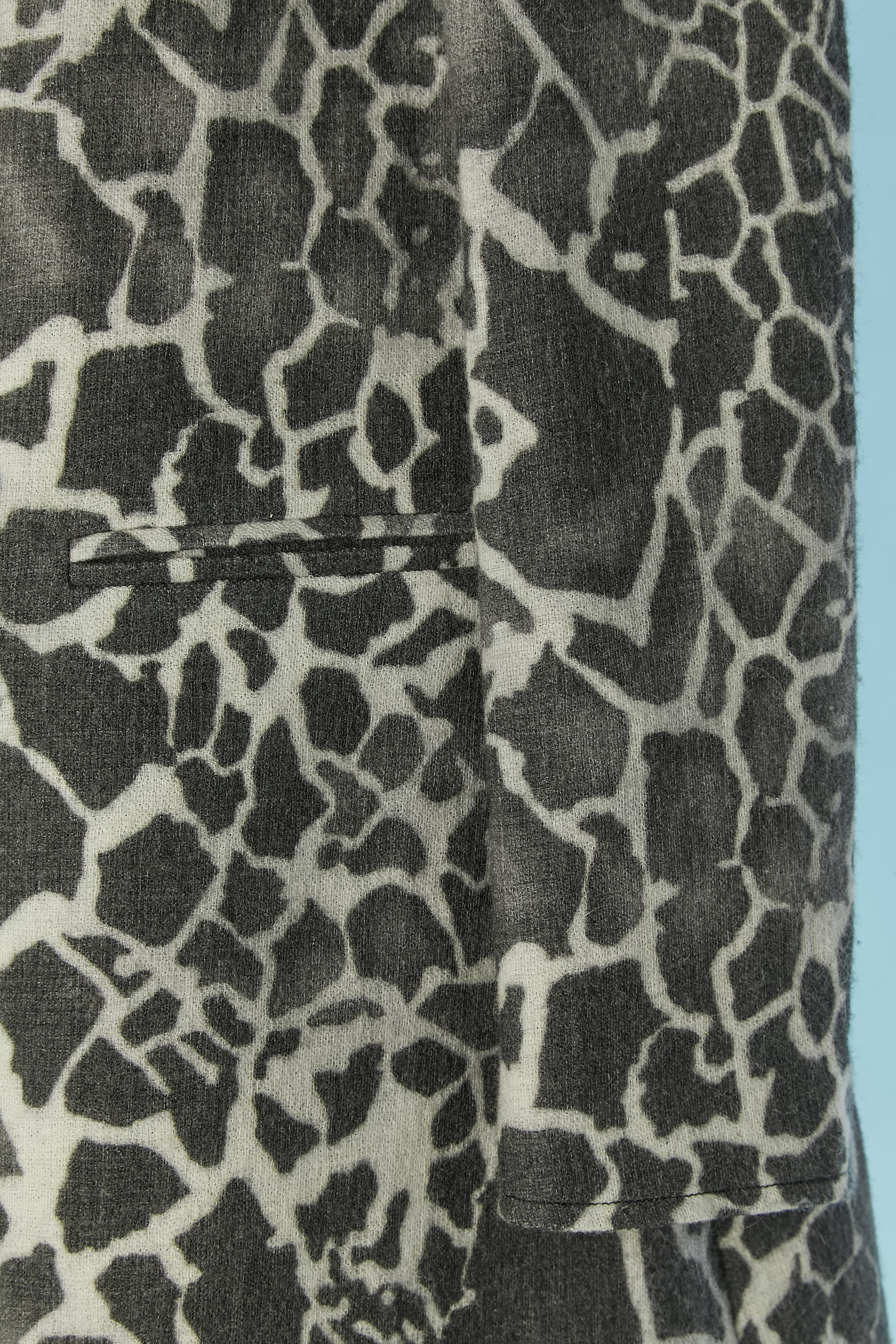 Noir Manteau gris et blanc cassé à motif animalier abstrait VERSACE JEANS COUTURE en vente