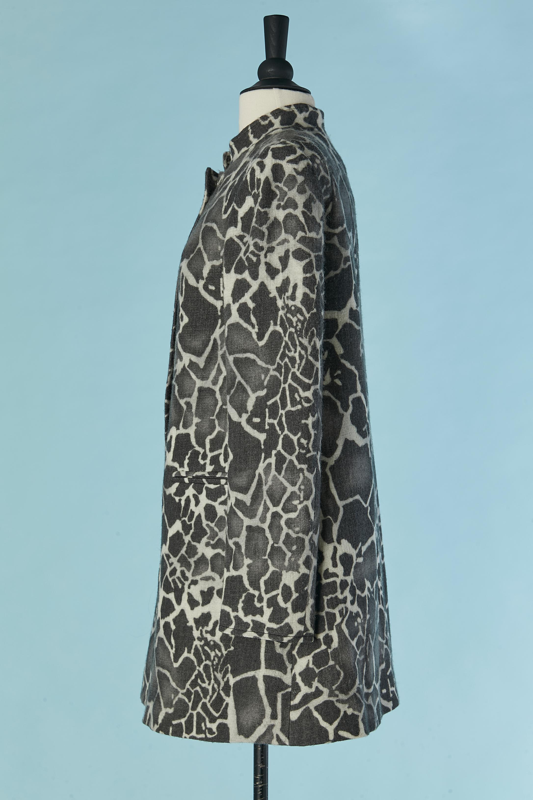 Manteau gris et blanc cassé à motif animalier abstrait VERSACE JEANS COUTURE Excellent état - En vente à Saint-Ouen-Sur-Seine, FR