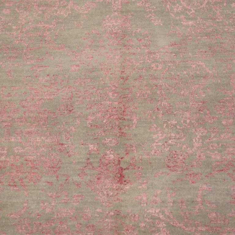 Grey and Pink Abstract Rug, Silk and Wool In New Condition For Sale In MADRID, ES