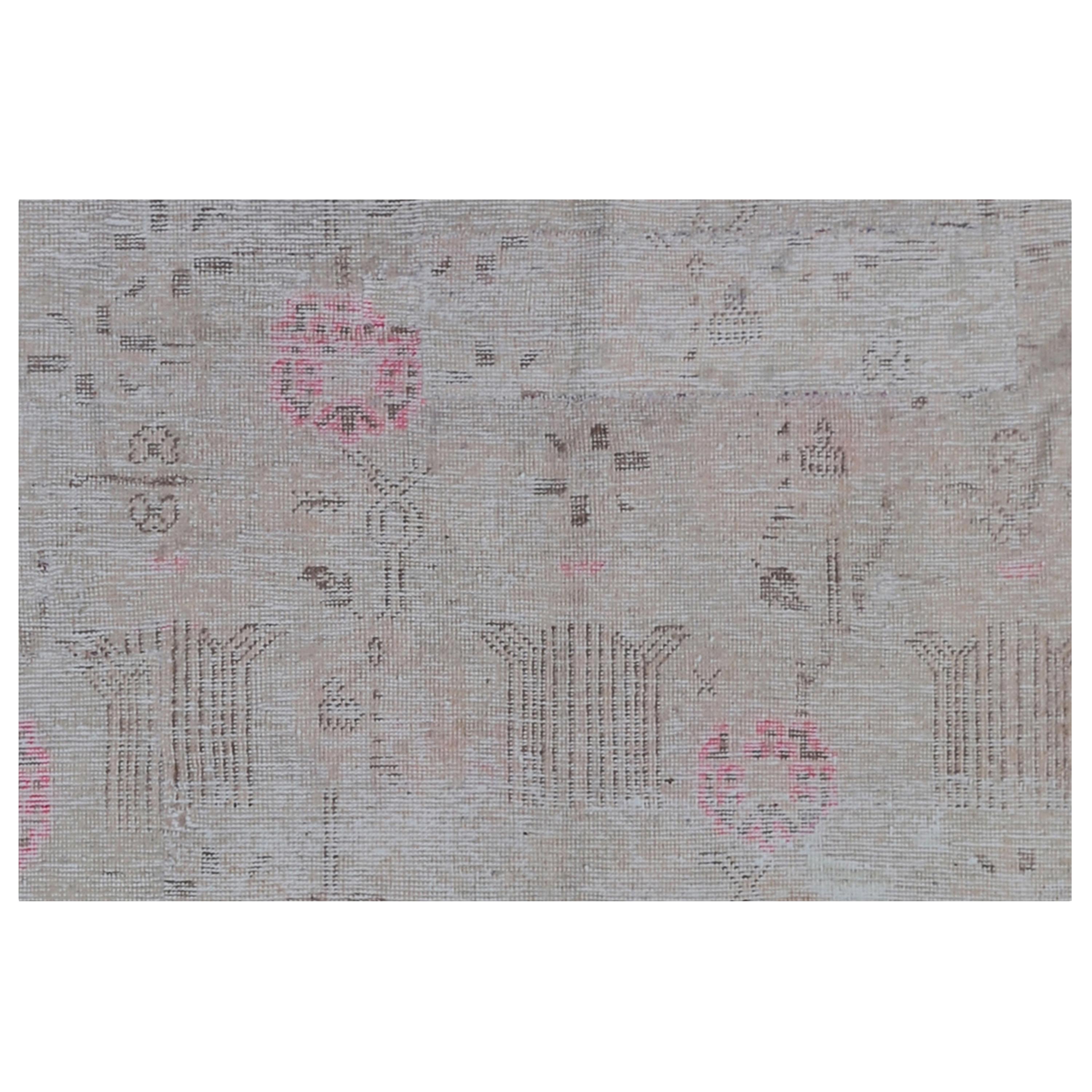 Dieser graue und rosafarbene Vintage-Teppich aus einer Woll-Baumwoll-Mischung (6'1
