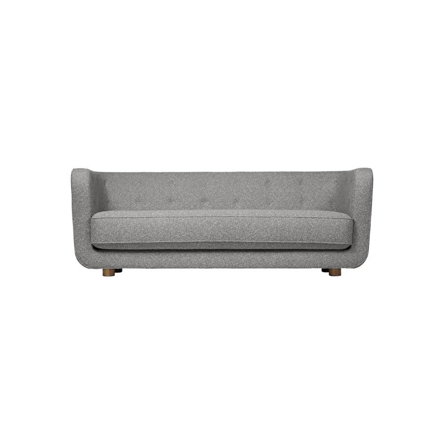 Sofá Sahco Zero Vilhelm gris y roble ahumado by Lassen
Dimensiones: Anchura 217 x Profundidad 88 x Altura 80 cm 
Materiales: textil, roble.

Vilhelm es un hermoso sofá acolchado de tres plazas diseñado por Flemming Lassen en 1935. Un sofá debe