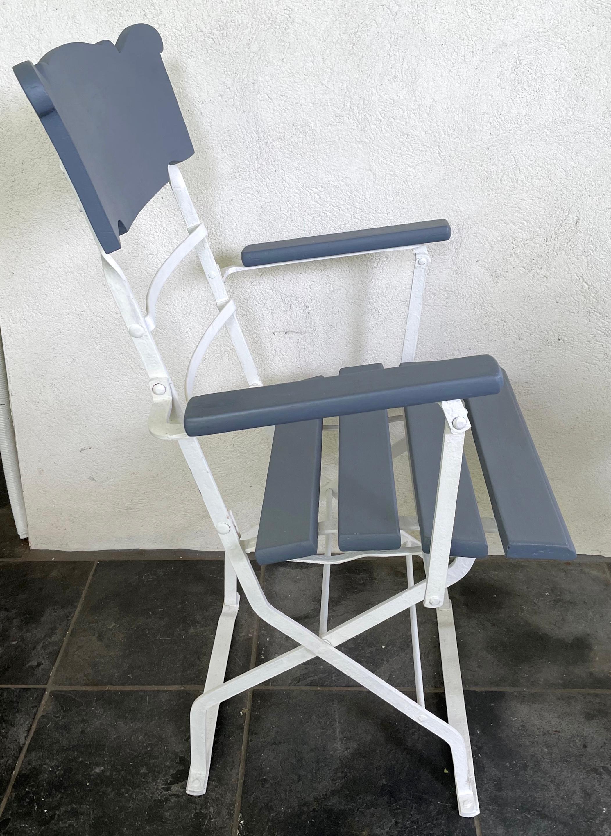 Grey and white Italian folding deck bistro chair. Vintage Italian foldable deck chair. White painted with grey wood slats with adjustable armrest. Italy 1930’s
Dimensions: 21