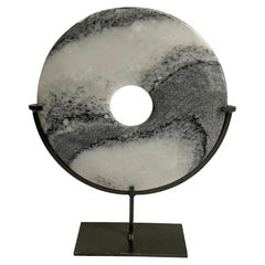 Sculpture de disque en marbre gris et blanc, Chine, contemporaine