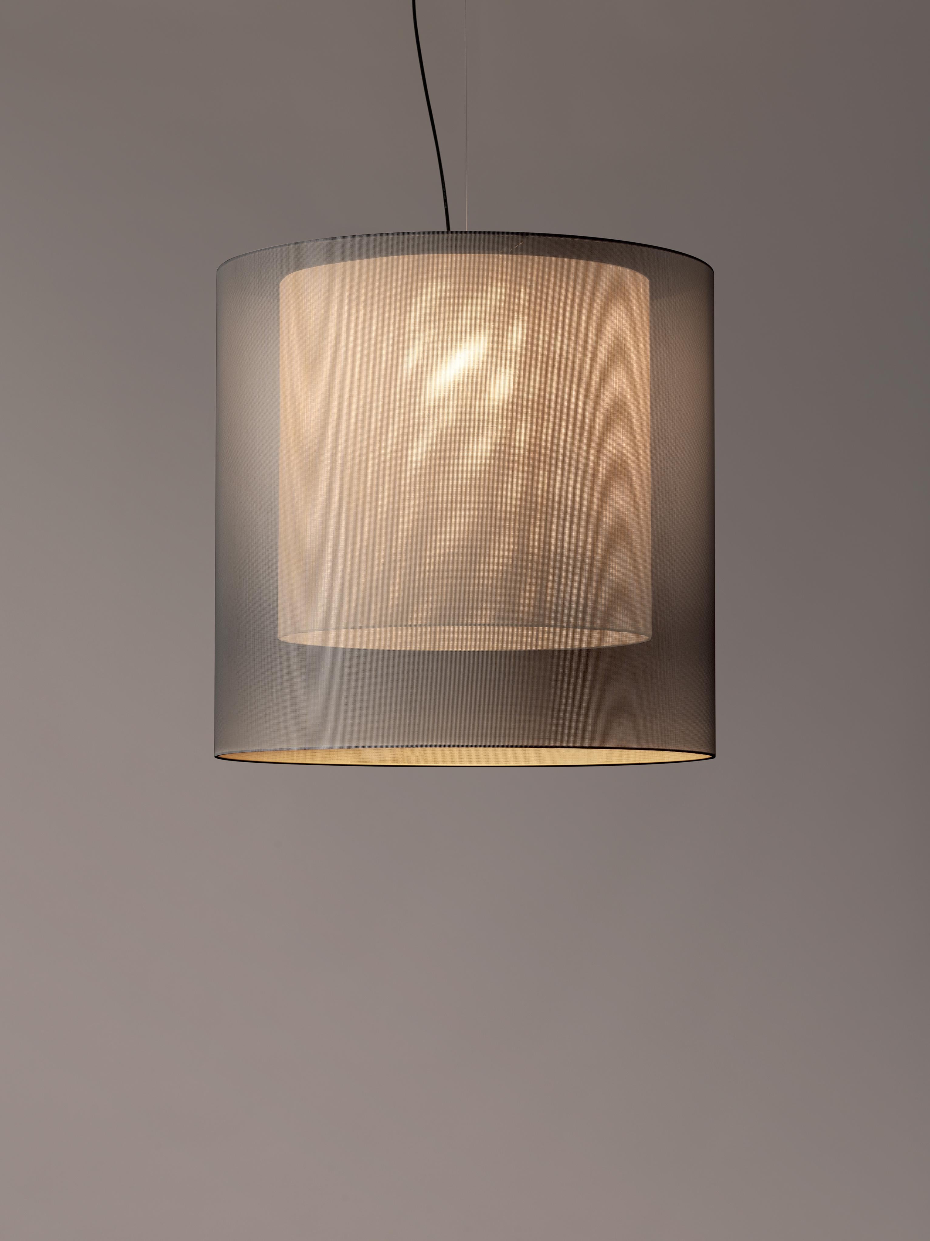 Lampada a sospensione moaré XL grigia e bianca di Antoni Arola
Dimensioni: D. 83 x H. 81 cm
Materiali: Metallo, poliestere.
Disponibile in altri colori e dimensioni.

Le molteplici combinazioni di formati e colori di Moaré lo rendono