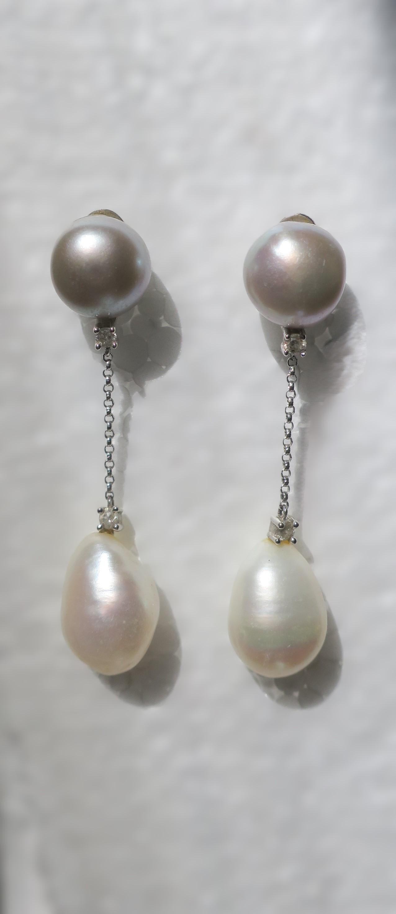 Un bellissimo paio di orecchini pendenti con perle d'acqua dolce grigie e bianche e diamanti incastonati in oro bianco a 18 carati, circa fine XX secolo, Made in Italy.  Ogni orecchino ha una perla d'acqua dolce grigia nella parte superiore, un
