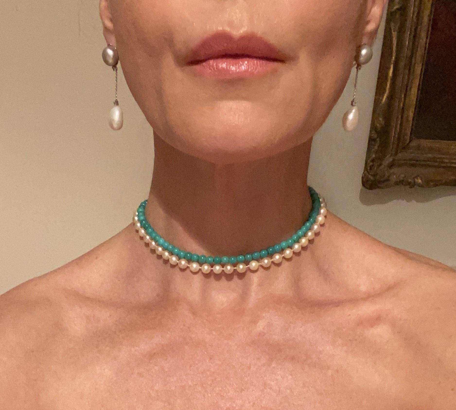 Orecchini pendenti in oro bianco e diamanti con perle grigie e bianche In condizioni buone in vendita a New York, NY