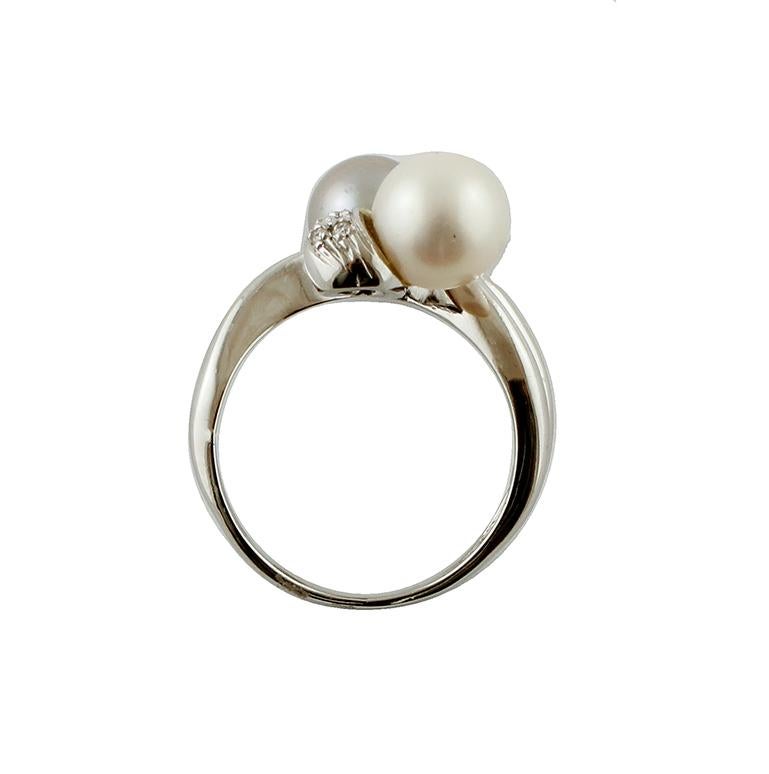 Moderno Anello Contrarié con perle bianche e grigie, diamanti e oro bianco 18 carati in vendita
