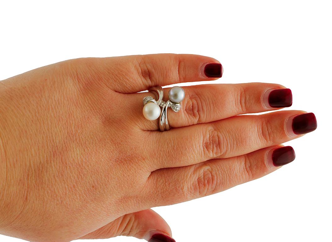 Taglio brillante Anello Contrarié con perle bianche e grigie, diamanti e oro bianco 18 carati in vendita