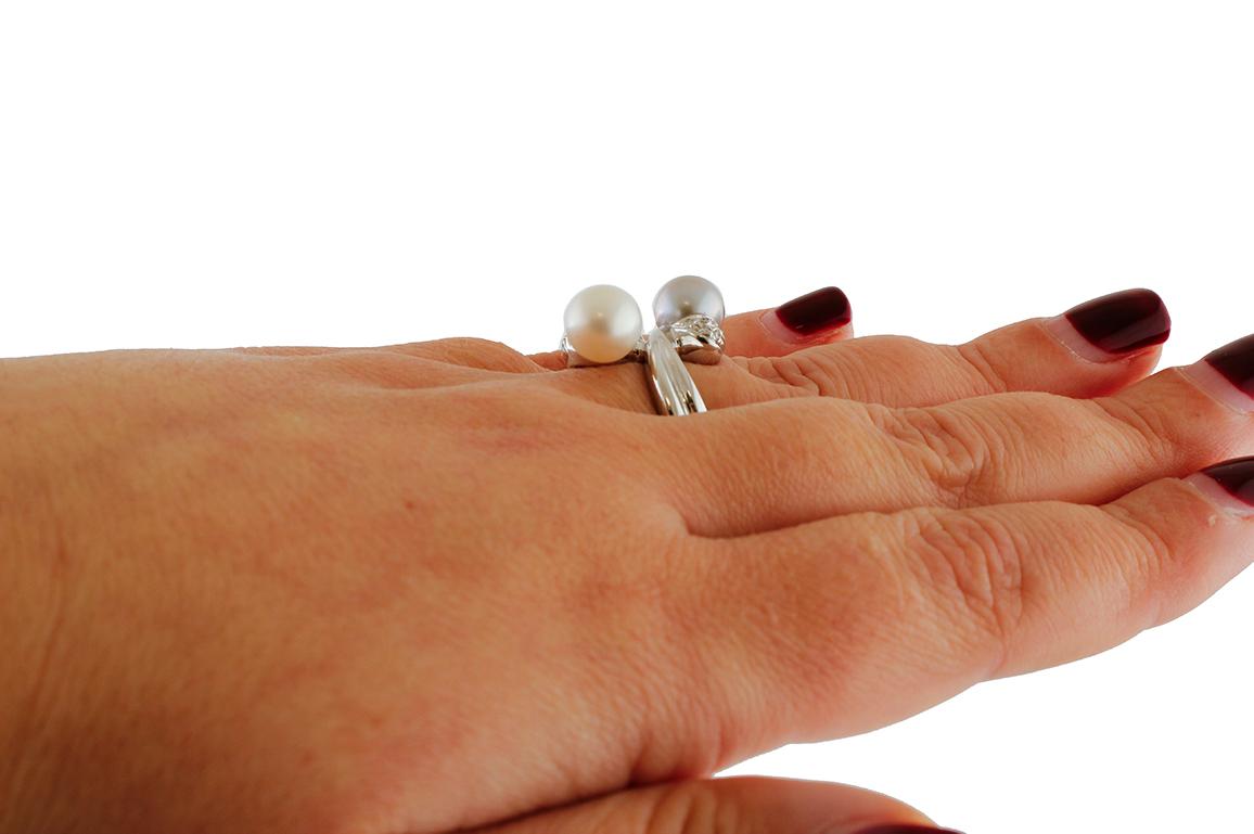 Anello Contrarié con perle bianche e grigie, diamanti e oro bianco 18 carati In condizioni buone in vendita a Marcianise, Marcianise (CE)