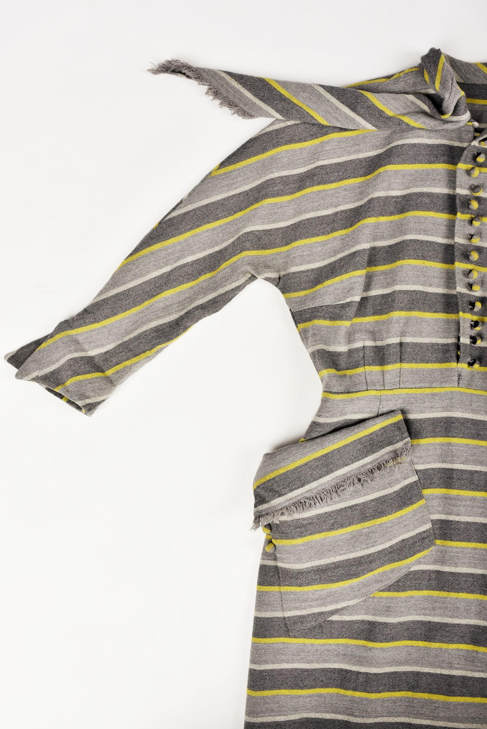 Grey and yellow striped wool day dress - France Circa 1945 For Sale 4