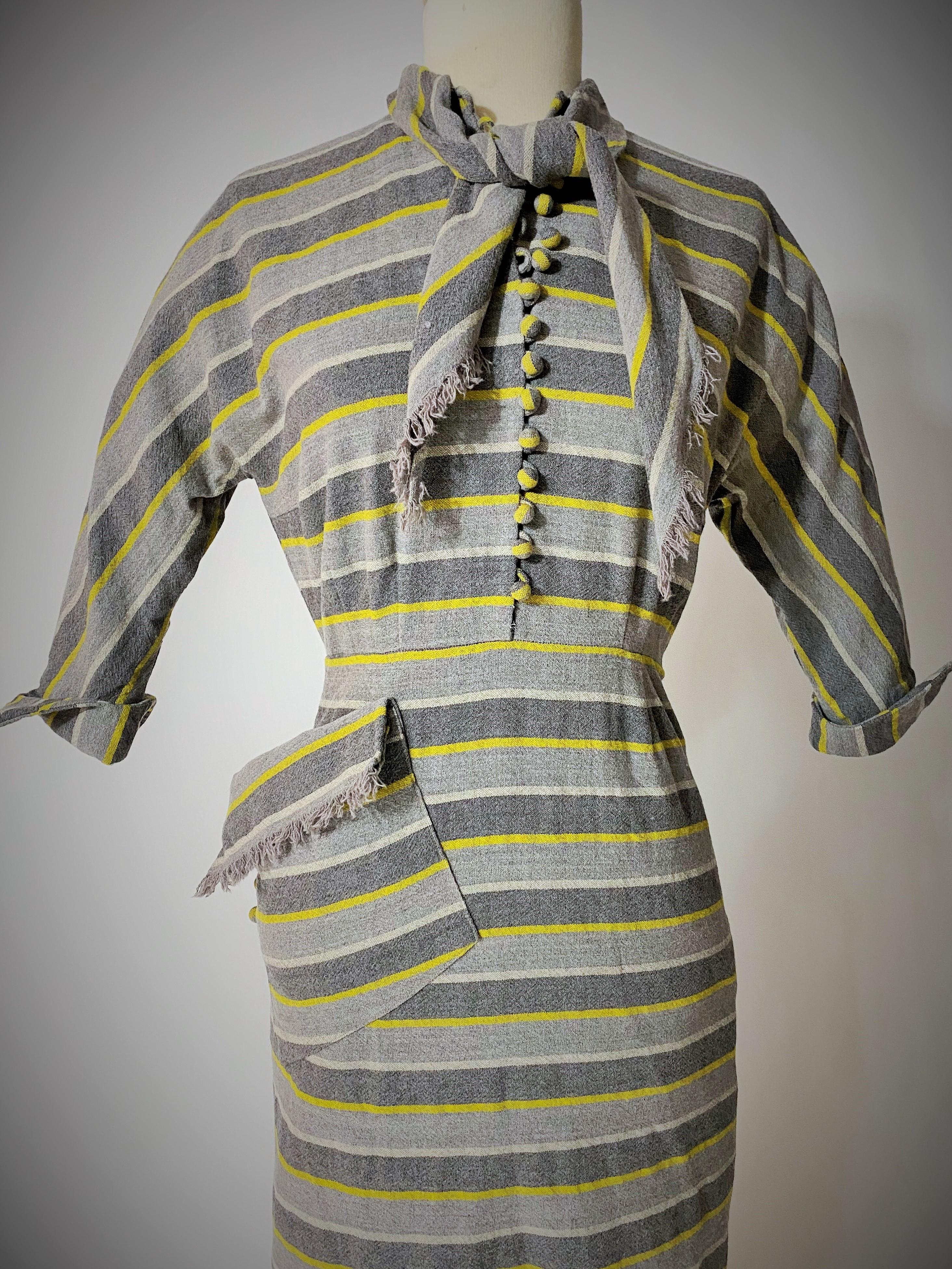 Grey and yellow striped wool day dress - France Circa 1945 In Good Condition For Sale In Toulon, FR