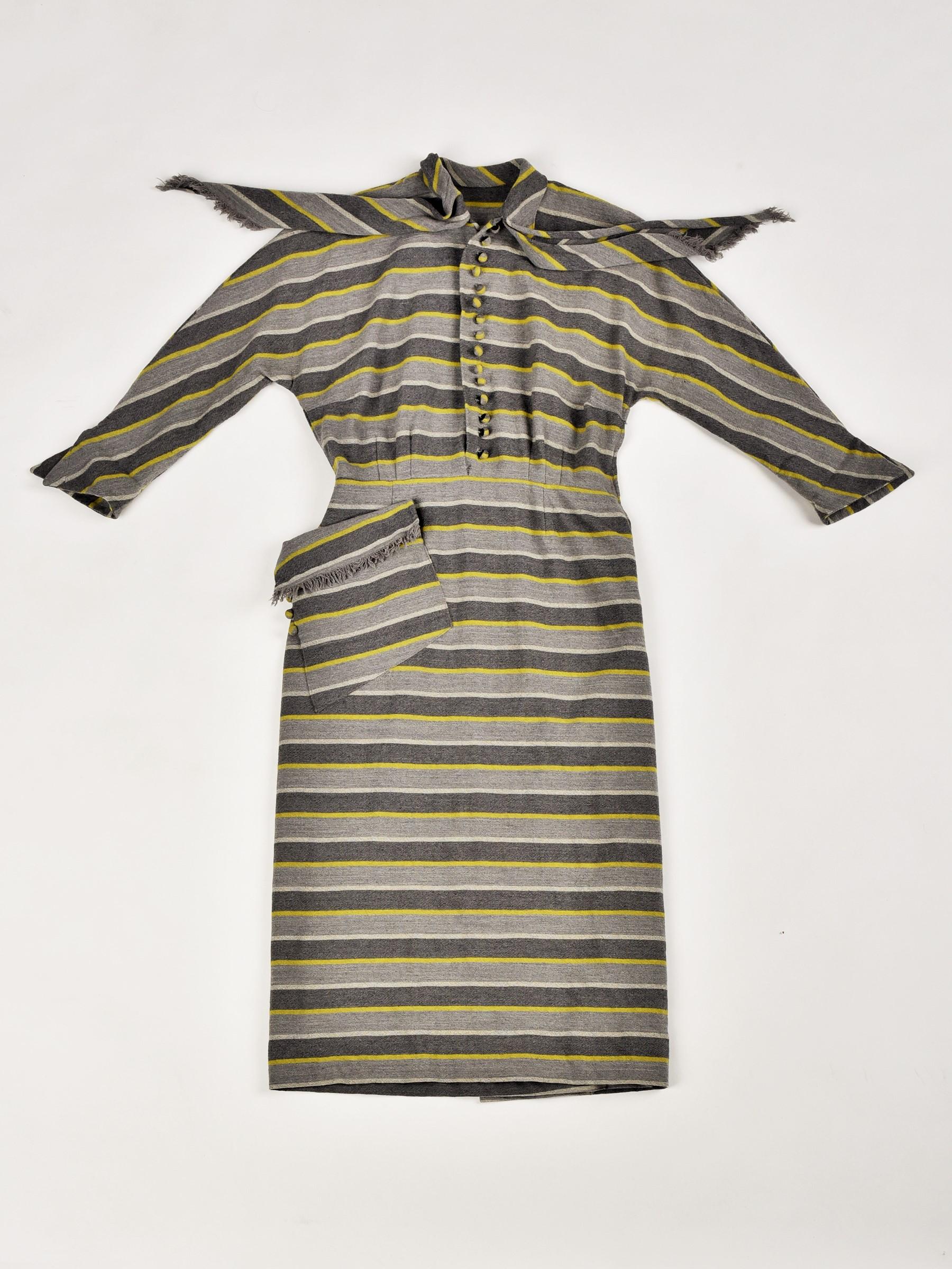 Grey and yellow striped wool day dress - France Circa 1945 For Sale 2