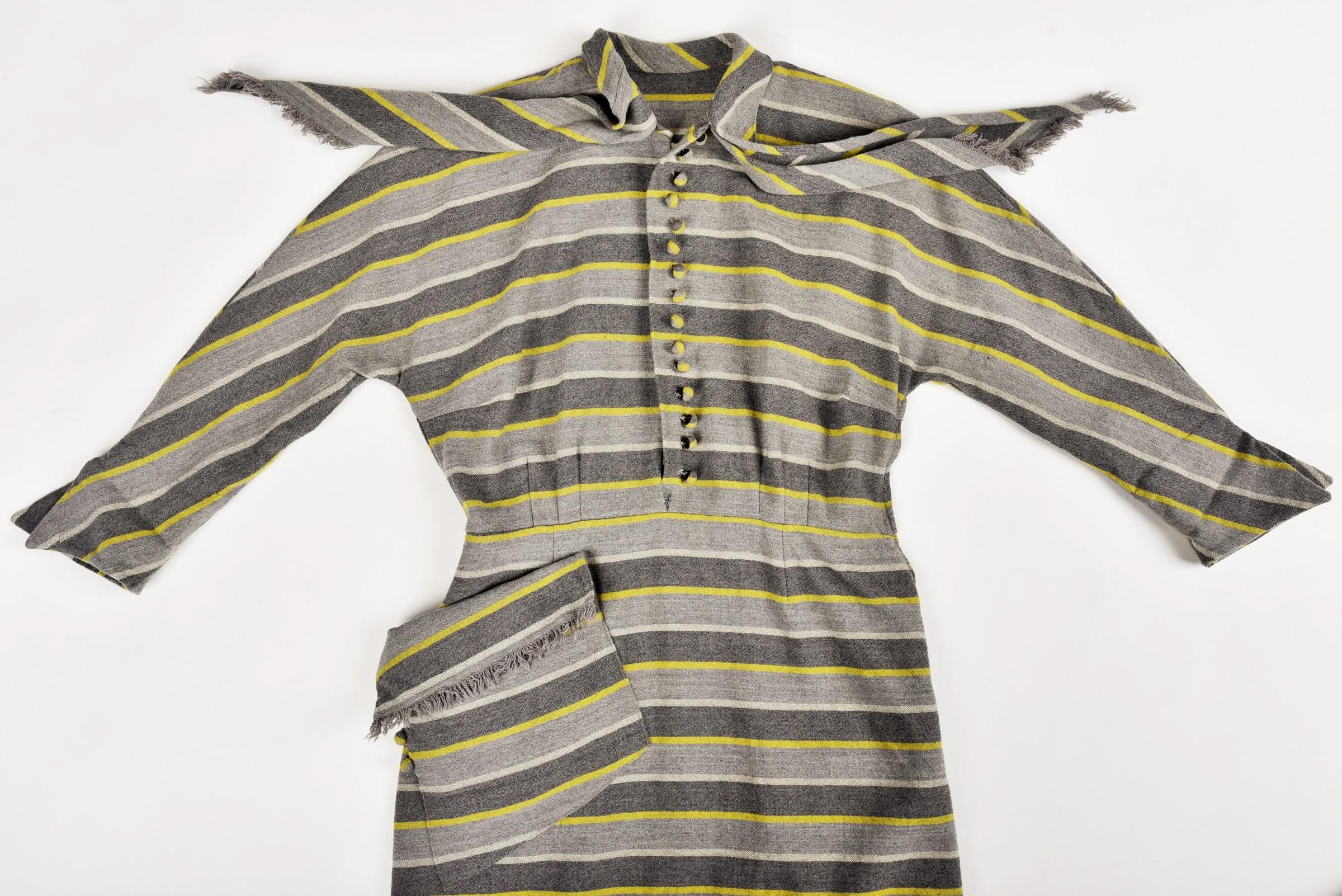 Grey and yellow striped wool day dress - France Circa 1945 For Sale 3