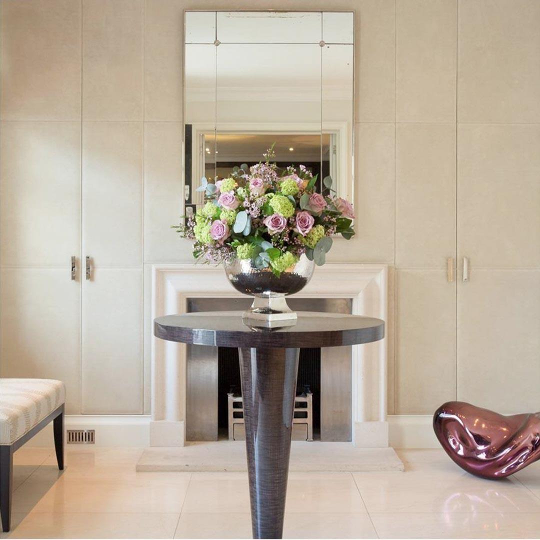 La mesa Adelaida es un guiño al lujo clásico con su forma inspirada en las columnas y sus bonitos detalles facetados. 

El tablero circular, que se alza orgulloso sobre un hermoso pedestal liso y ahusado, tiene el tamaño perfecto para exhibir una