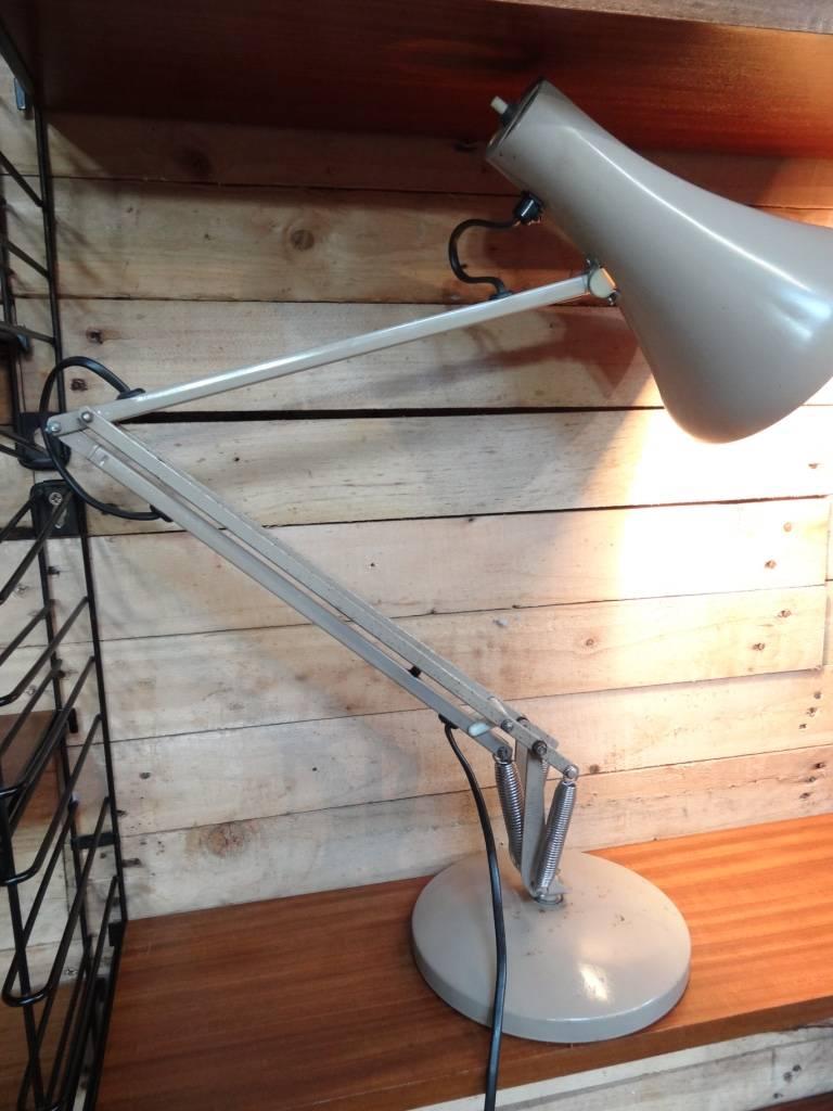 Grey Anglepoise lamp designed by George Carwardine for Herbert Terry

Measure: H 71cm, D 15cm, W 30cm.