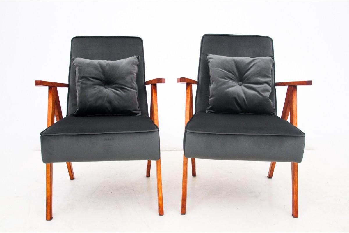 Armchair set, Poland, 1960s.

Very good condition, after replacing the upholstery.

Wood: beech

Dimensions: height 79 cm, width 58 cm, depth 73 cm.