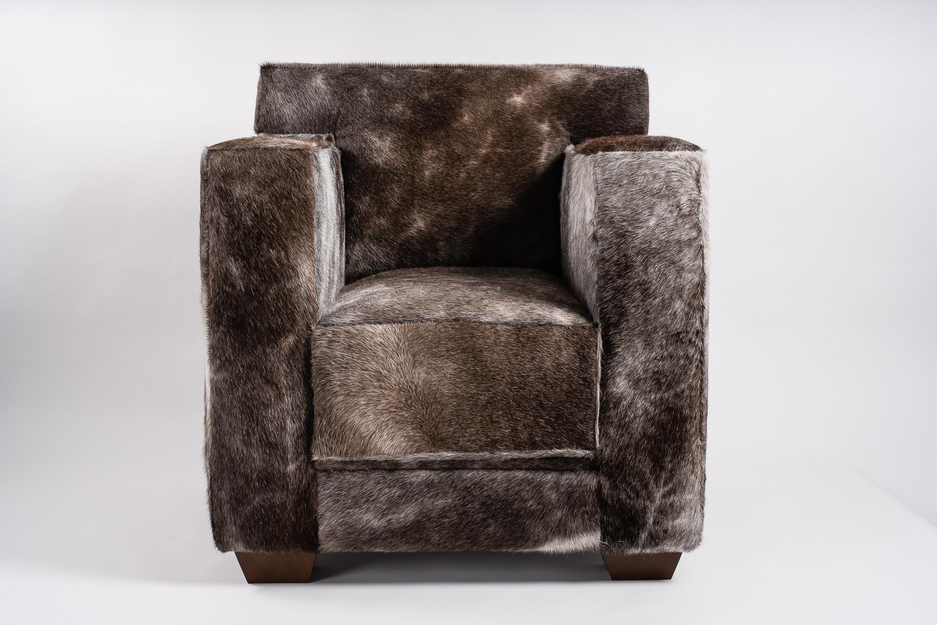 The creation of this wonderful armchair is the result of a meticulous work, which
demands patience, precision and thoroughness from our upholsterers.
This armchair has been created by our Office Design.
The feets are made of solid oak.
This