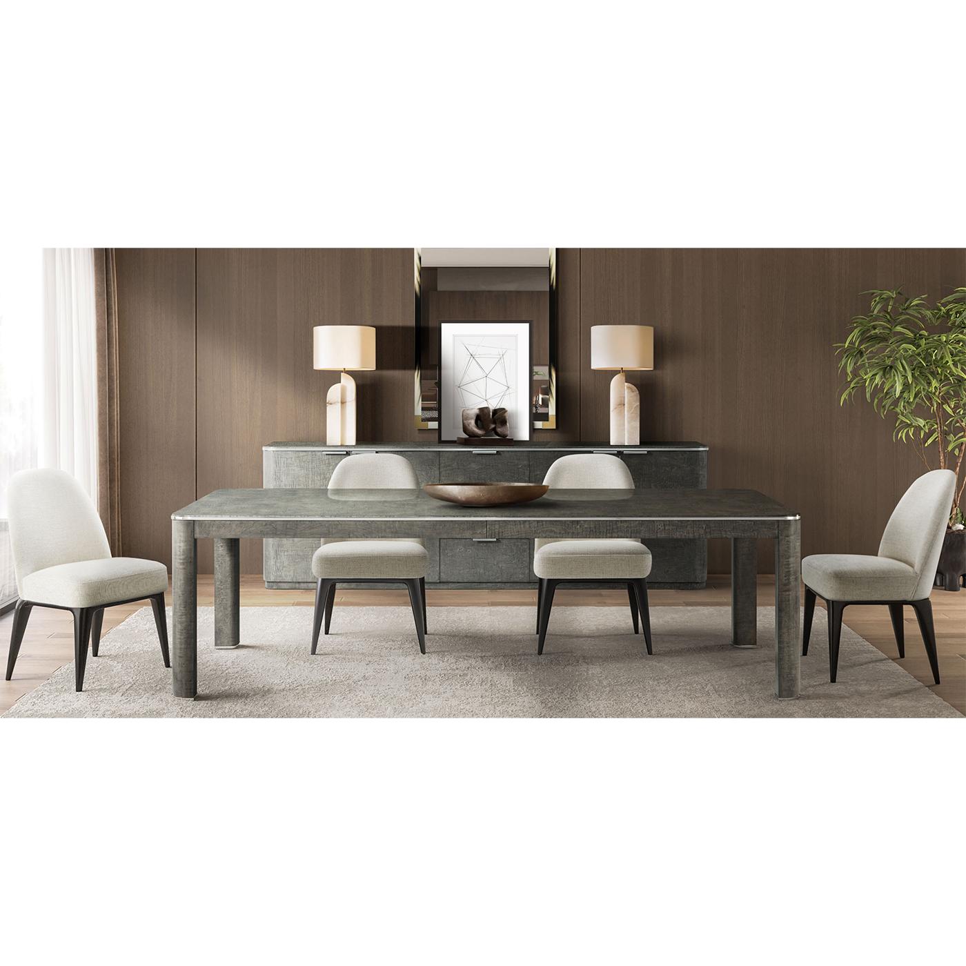 Cette pièce élégante présente des accents en acier inoxydable brossé qui complètent magnifiquement les placages d'érable riche finis Pebble Grey, créant un mélange harmonieux d'éléments de design modernes et classiques.  

La fonction d'extension