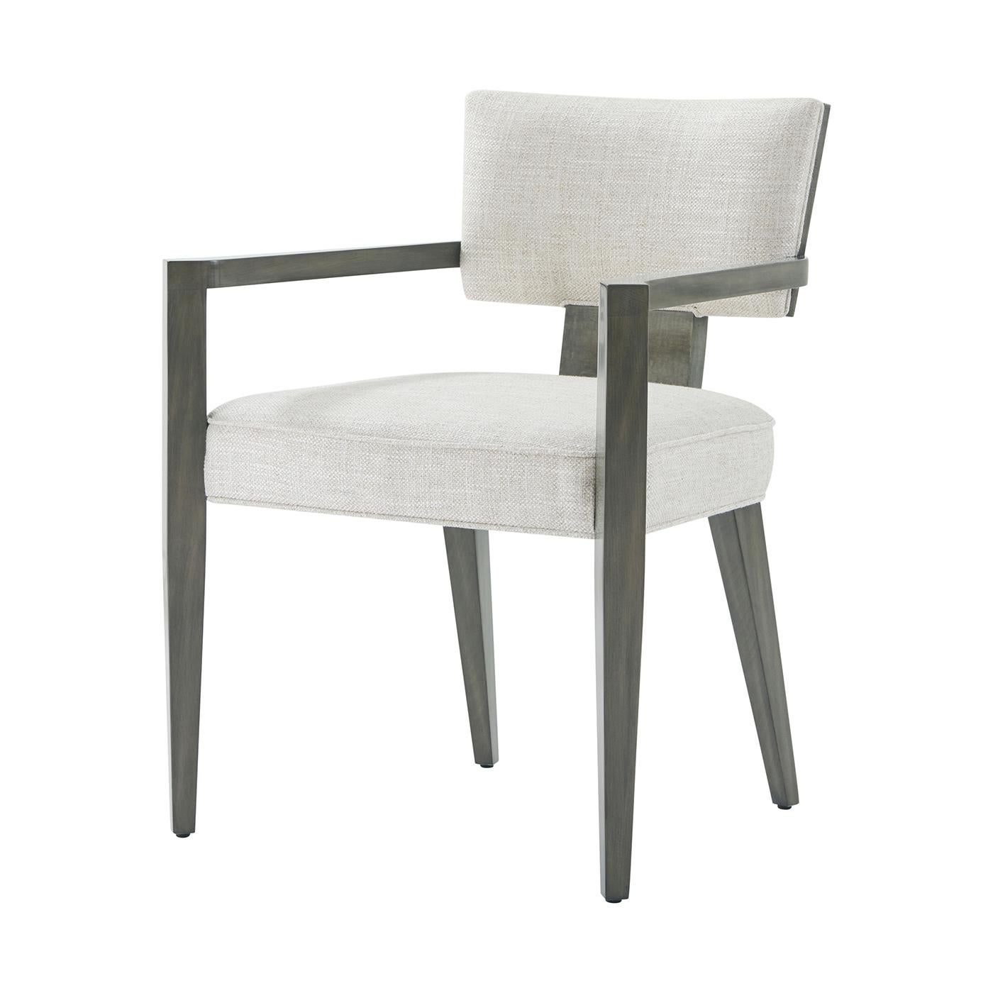 Questa sedia squisita è caratterizzata da una lussuosa imbottitura delicatamente inserita in un'impiallacciatura di acero Pebble Grey.  

La sedia da pranzo è stata progettata per essere il tocco finale della tua zona pranzo, offrendo bellezza e