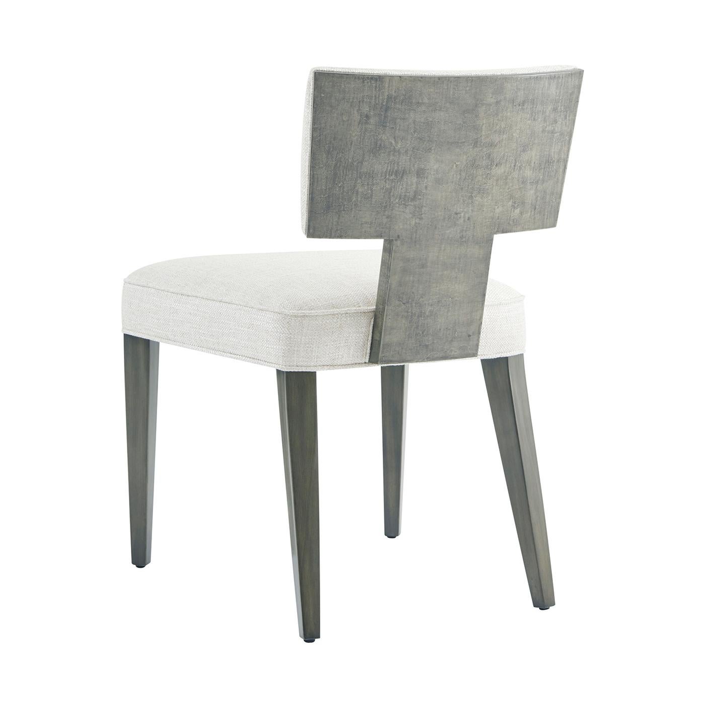 Questa sedia squisita presenta una lussuosa imbottitura delicatamente inserita in un'impiallacciatura marrone acero Pebble Grey.  

La sedia laterale da pranzo è stata progettata per essere il tocco finale della tua zona pranzo, offrendo bellezza e