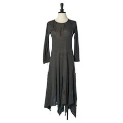 Graues asymmetrisches Kleid aus Wolljersey mit Verzierungen Comme des Garçons