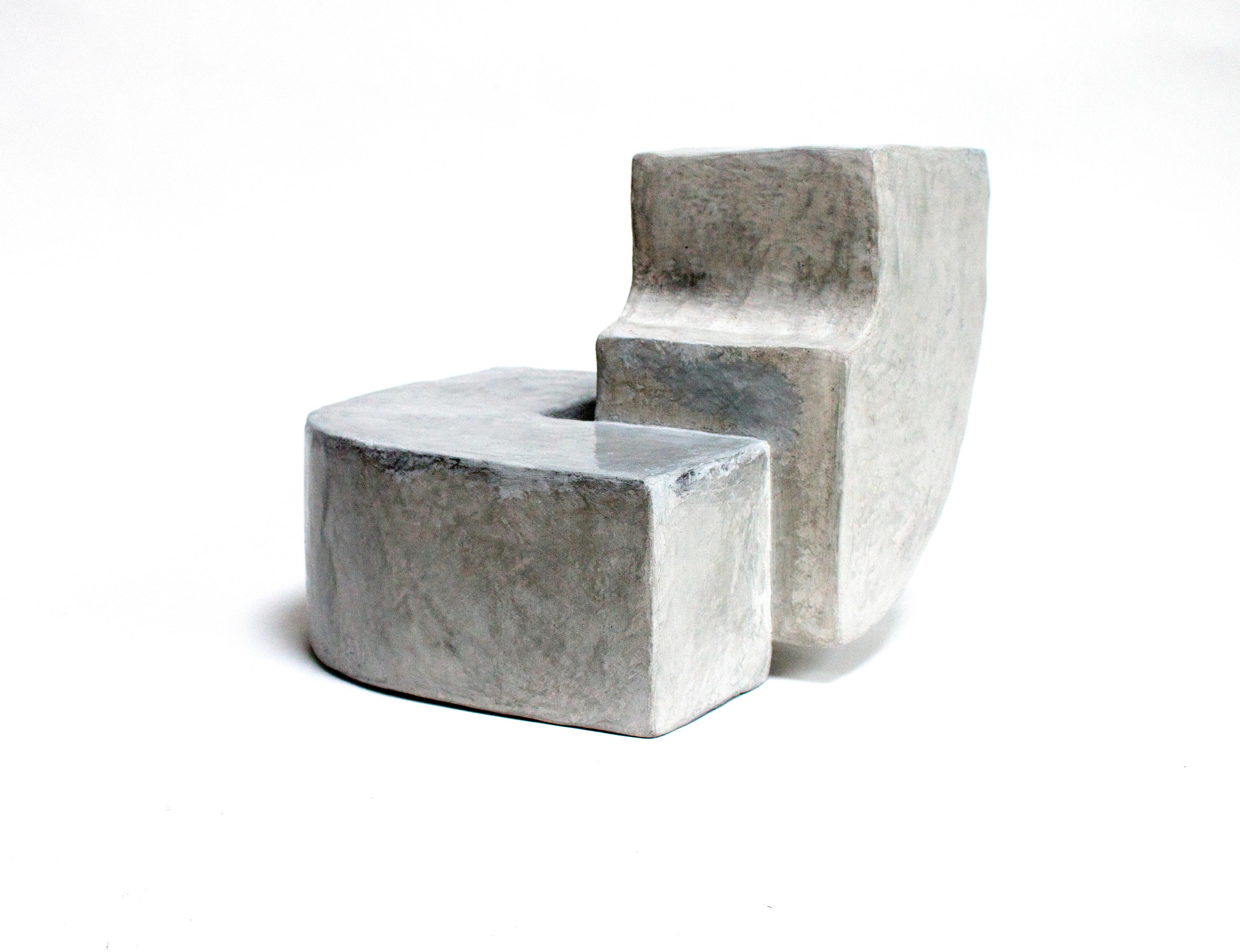 Grey Attachment I Scultura realizzata a mano da Rachael Heritage in vendita 4