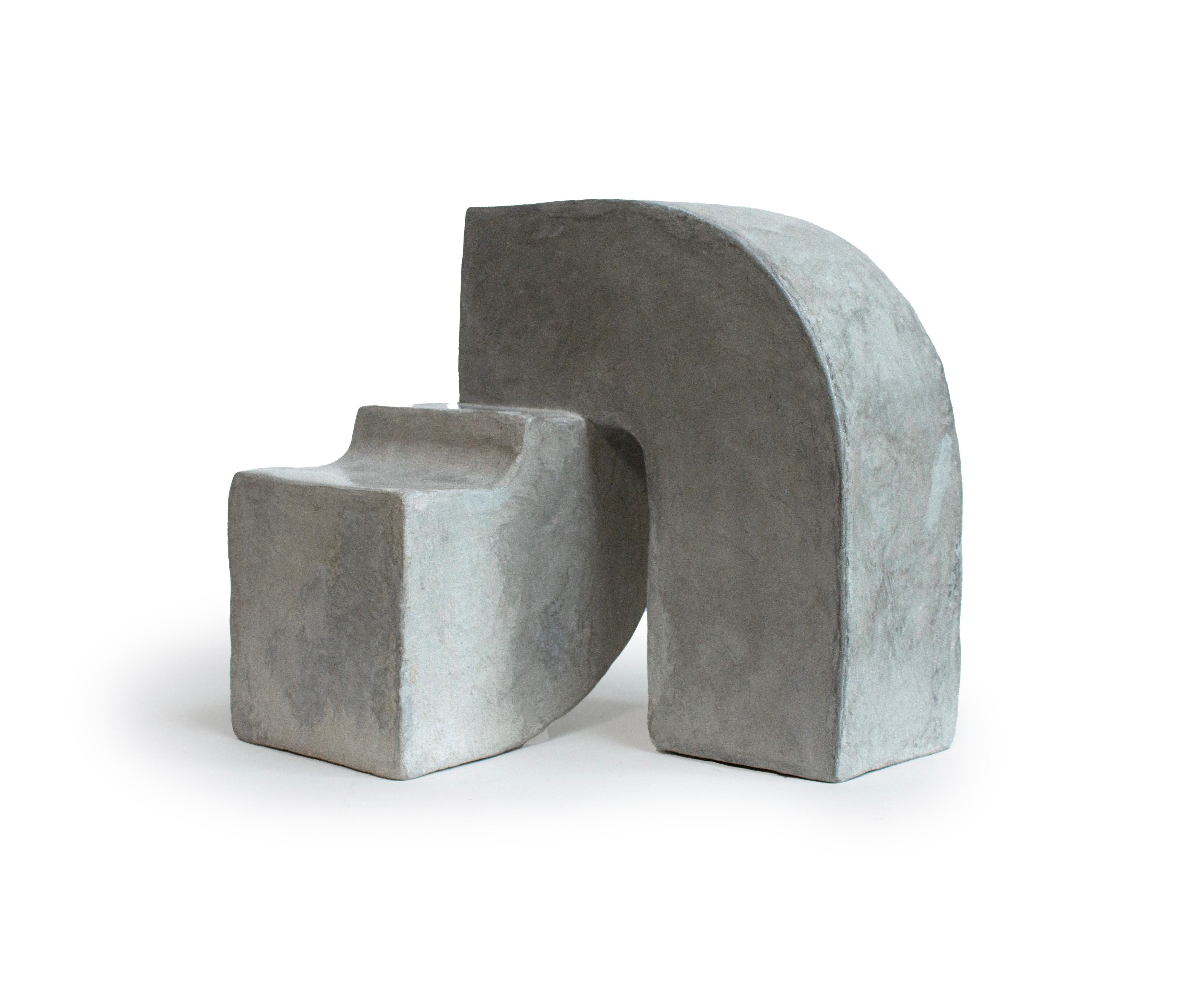 Inglese Grey Attachment I Scultura realizzata a mano da Rachael Heritage in vendita