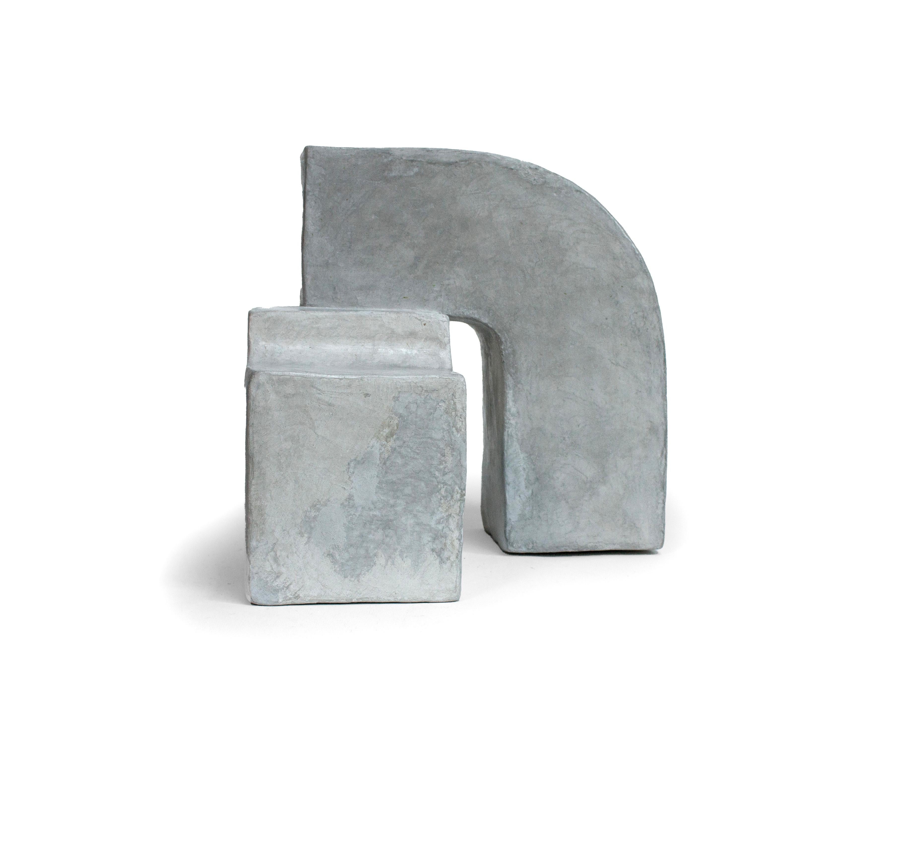 XXI secolo e contemporaneo Grey Attachment I Scultura realizzata a mano da Rachael Heritage in vendita