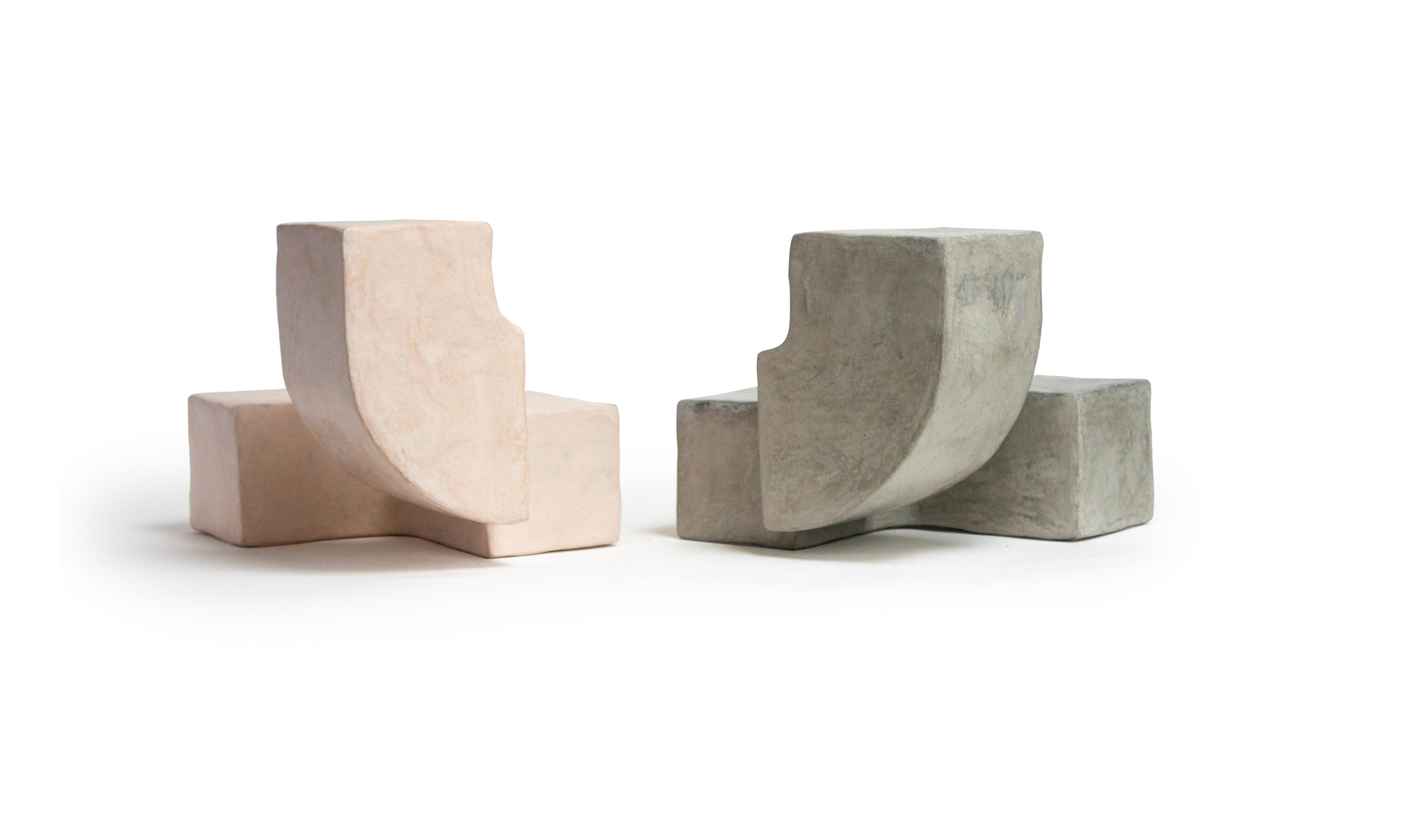 Grey Attachment I Scultura realizzata a mano da Rachael Heritage in vendita 2