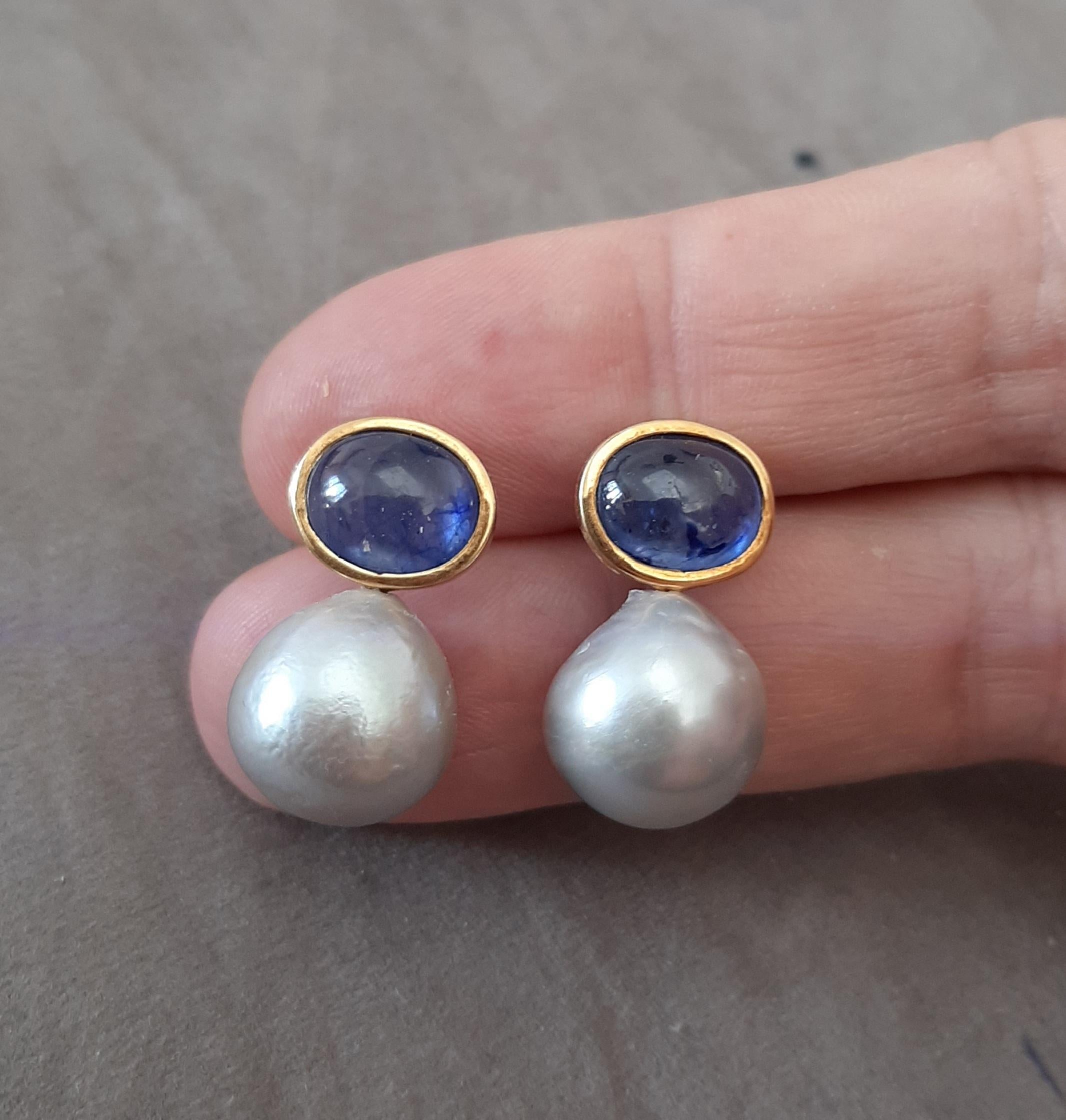 Boucles d'oreilles avec chaton en or jaune 14K, perles baroques grises, saphirs bleus ovales et cabochons en vente 4