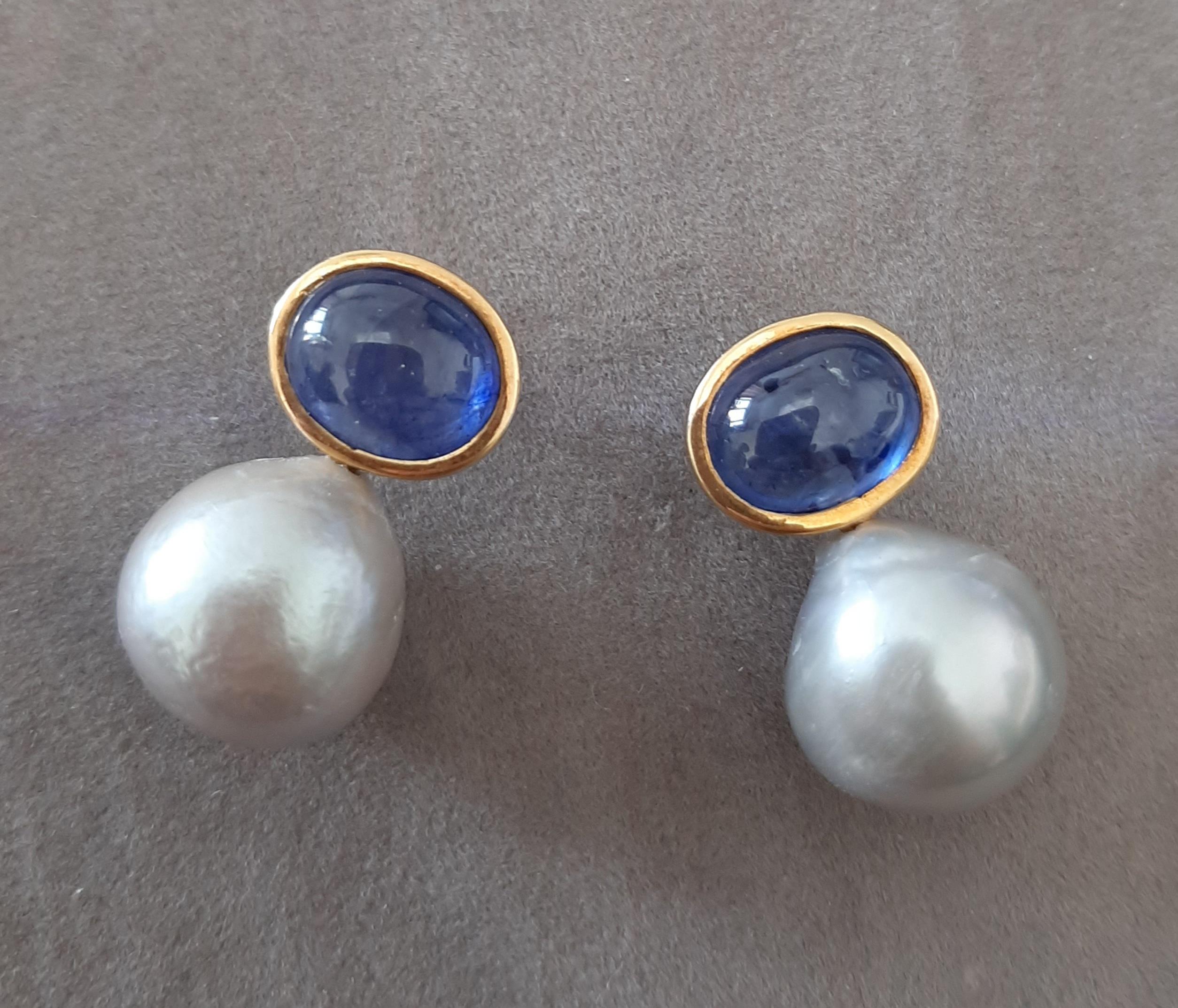 Boucles d'oreilles avec chaton en or jaune 14K, perles baroques grises, saphirs bleus ovales et cabochons en vente 5