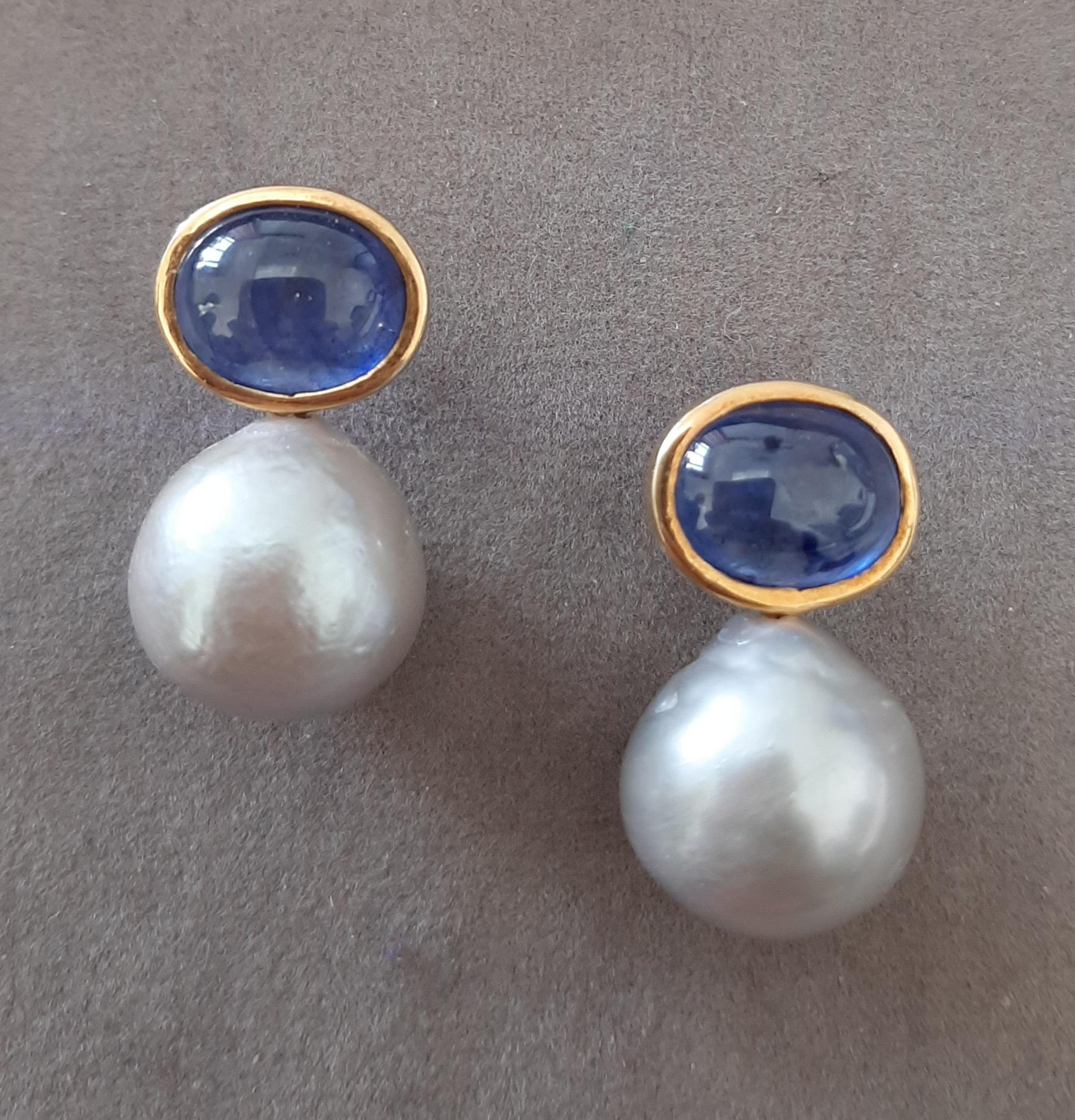 Boucles d'oreilles avec chaton en or jaune 14K, perles baroques grises, saphirs bleus ovales et cabochons en vente 6