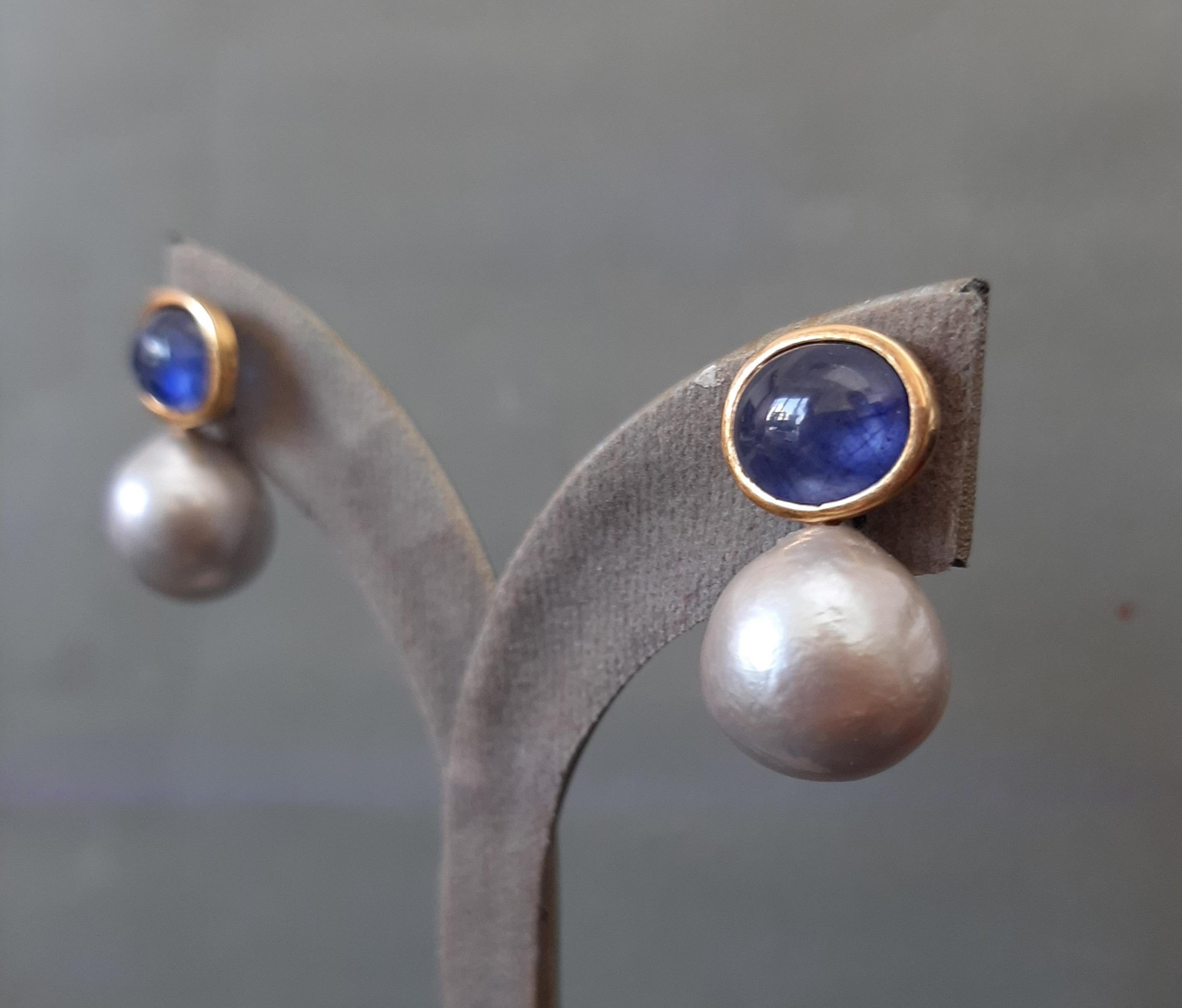 Artisan Boucles d'oreilles avec chaton en or jaune 14K, perles baroques grises, saphirs bleus ovales et cabochons en vente