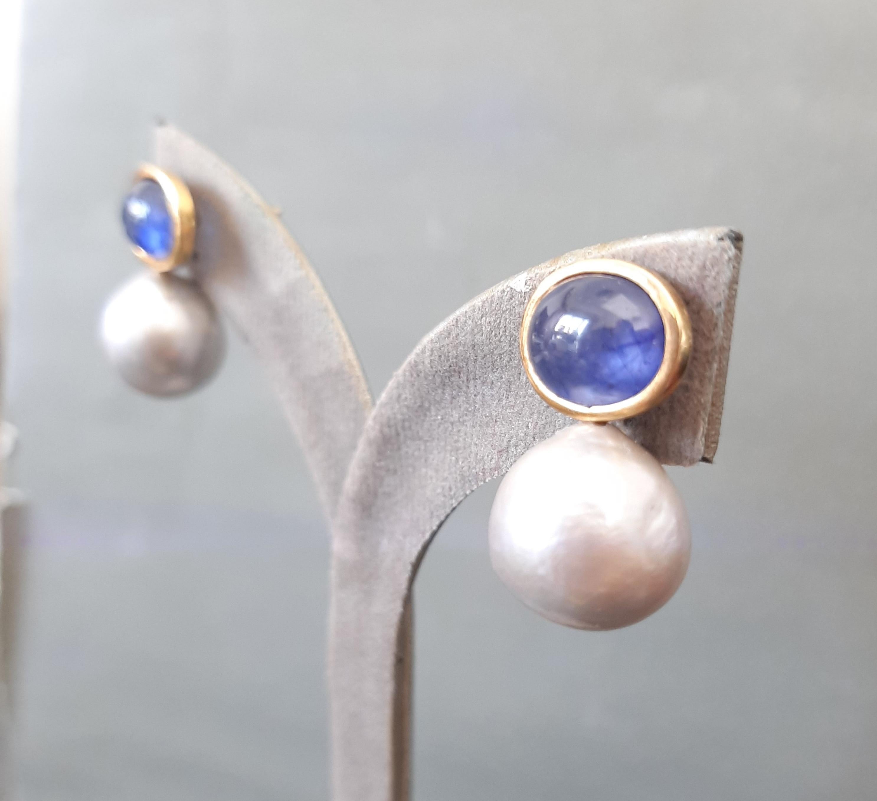 Taille ovale Boucles d'oreilles avec chaton en or jaune 14K, perles baroques grises, saphirs bleus ovales et cabochons en vente
