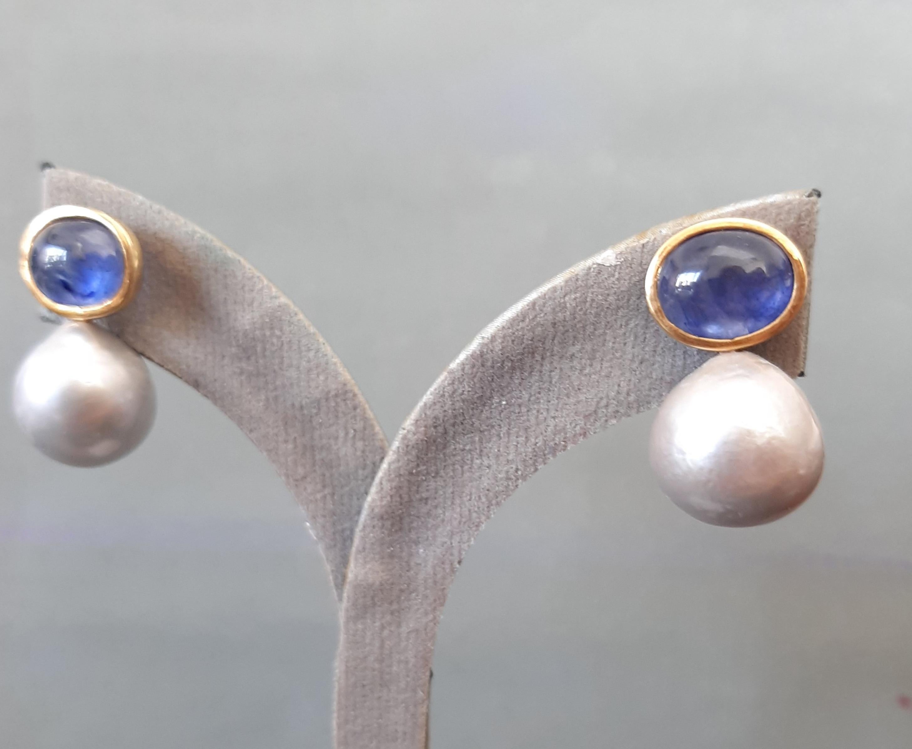 Boucles d'oreilles avec chaton en or jaune 14K, perles baroques grises, saphirs bleus ovales et cabochons Neuf - En vente à Bangkok, TH