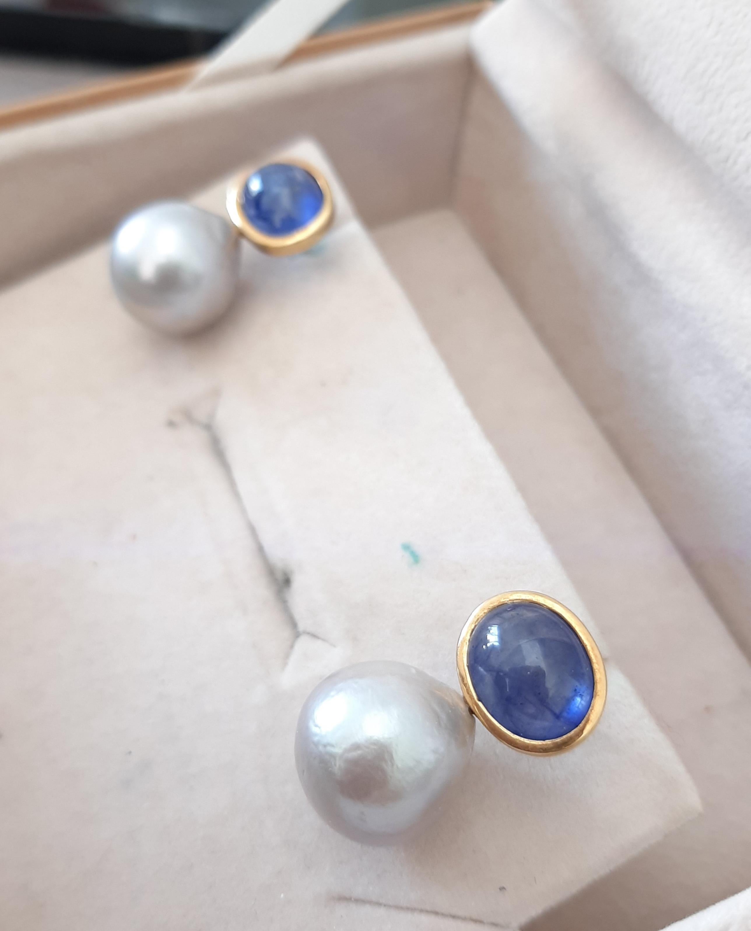 Boucles d'oreilles avec chaton en or jaune 14K, perles baroques grises, saphirs bleus ovales et cabochons Pour femmes en vente