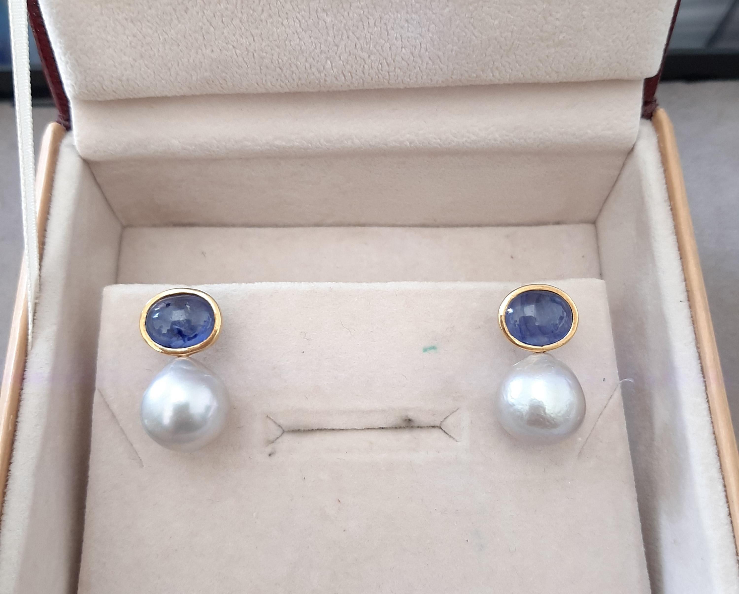 Boucles d'oreilles avec chaton en or jaune 14K, perles baroques grises, saphirs bleus ovales et cabochons en vente 1