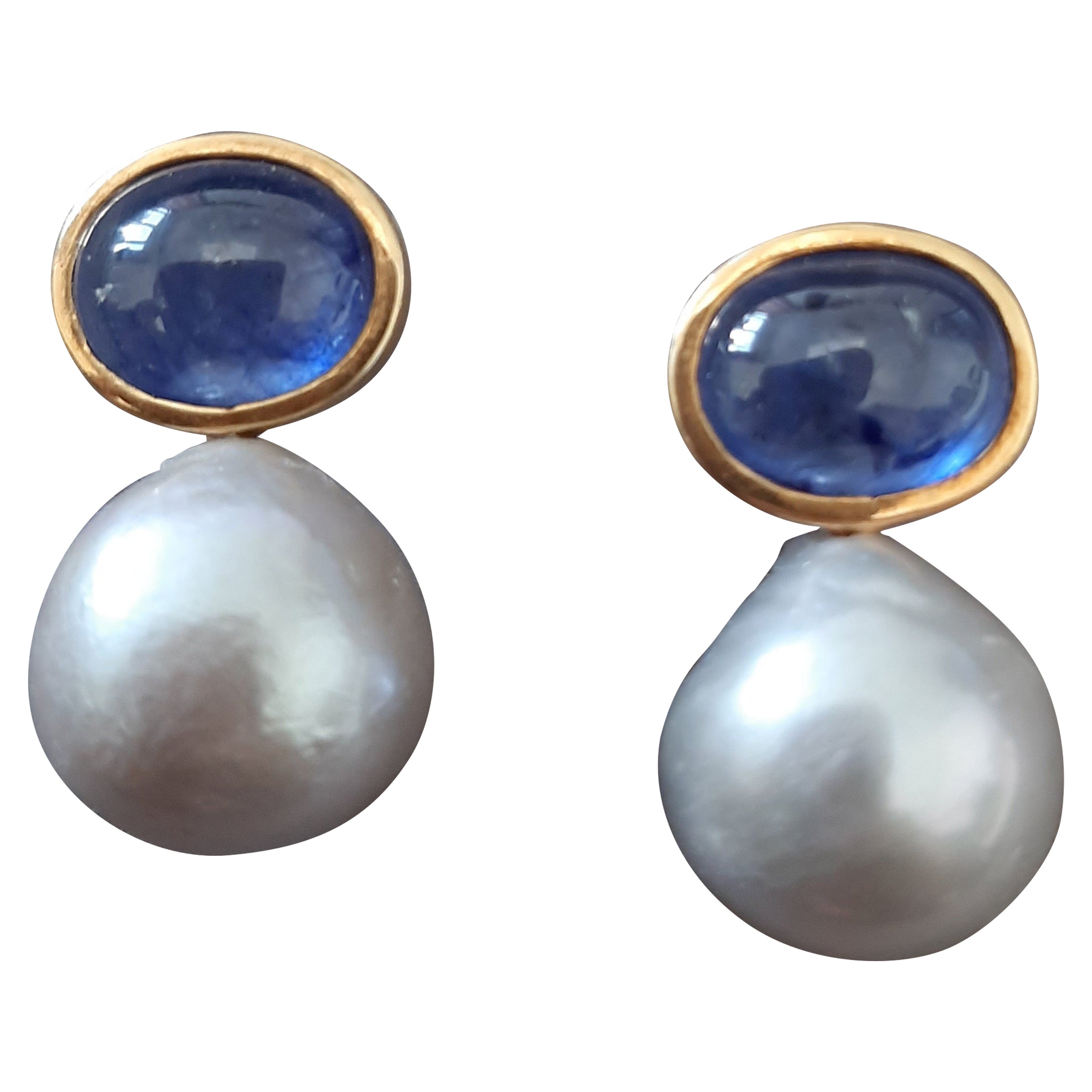 Grey Baroque Pearls Oval Blue Sapphire Cabs 14K Yellow Gold Bezel Stud Earrings For Sale